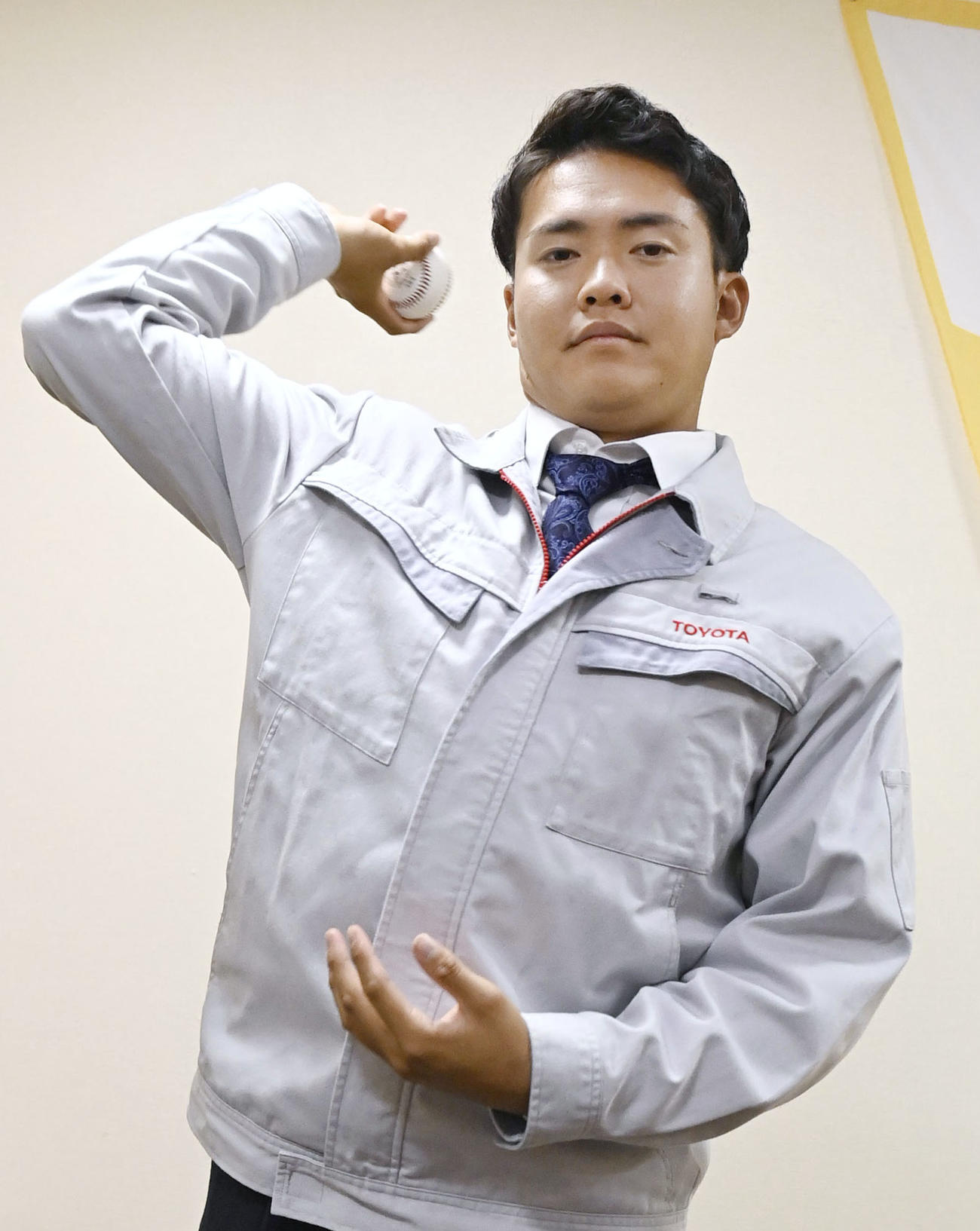 ヤクルトから2位指名を受け、ポーズをとるトヨタ自動車の松本健吾投手（共同）
