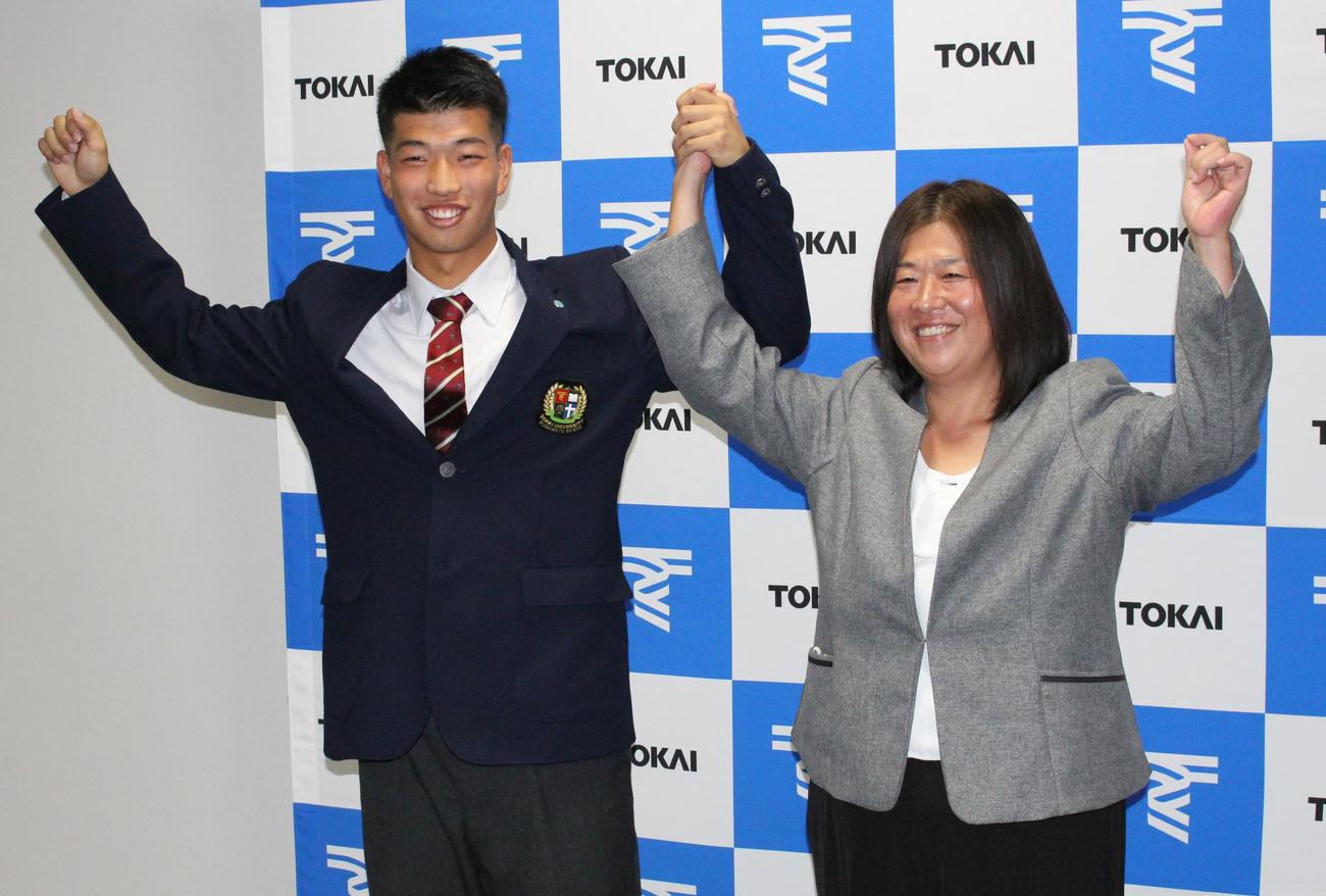 母真由美さんとガッツポーズする阪神4位指名の東海大熊本星翔の百崎蒼生内野手（撮影・菊川光一）＝2023年10月26日、東海大熊本星翔