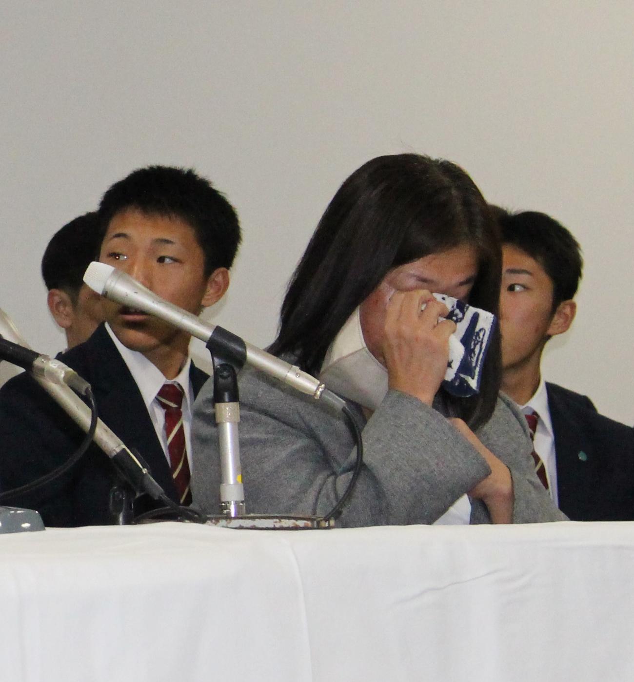 東海大熊本星翔の百崎蒼生内野手が阪神4位指名を食え、泣く母真由美さん（撮影・菊川光一）＝2023年10月26日、東海大熊本星翔