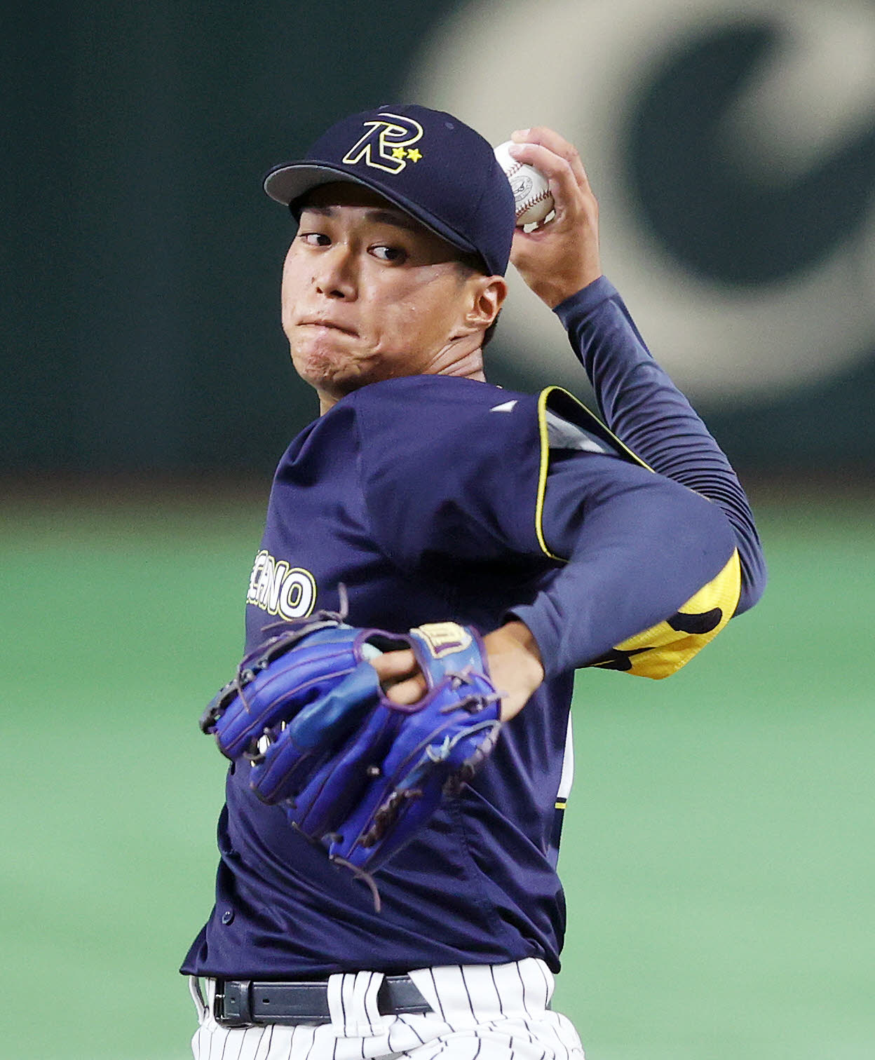 ロキテクノ富山対JFE西日本　力投するロキテクノ富山の沢柳亮太郎（2022年7月20日撮影）