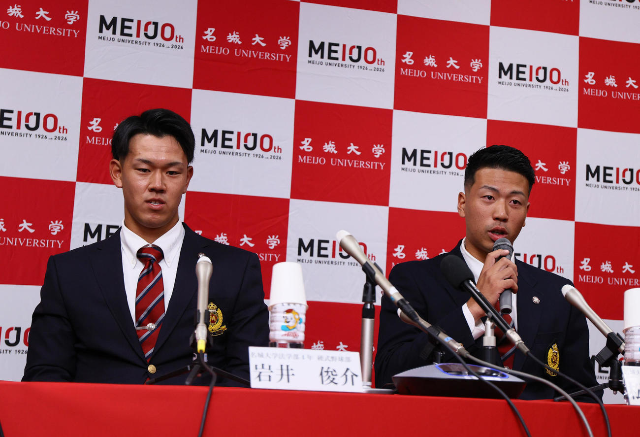 DeNA2位指名を受け、喜びを語る名城大の松本（右）とソフトバンク2位指名の名城大の岩井（撮影・上山淳一）