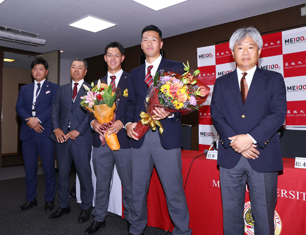 記念撮影する、左から山内コーチ、安江監督、ソフトバンク2位の岩井、DeNA2位の松本、渋井部長（撮影・上山淳一）