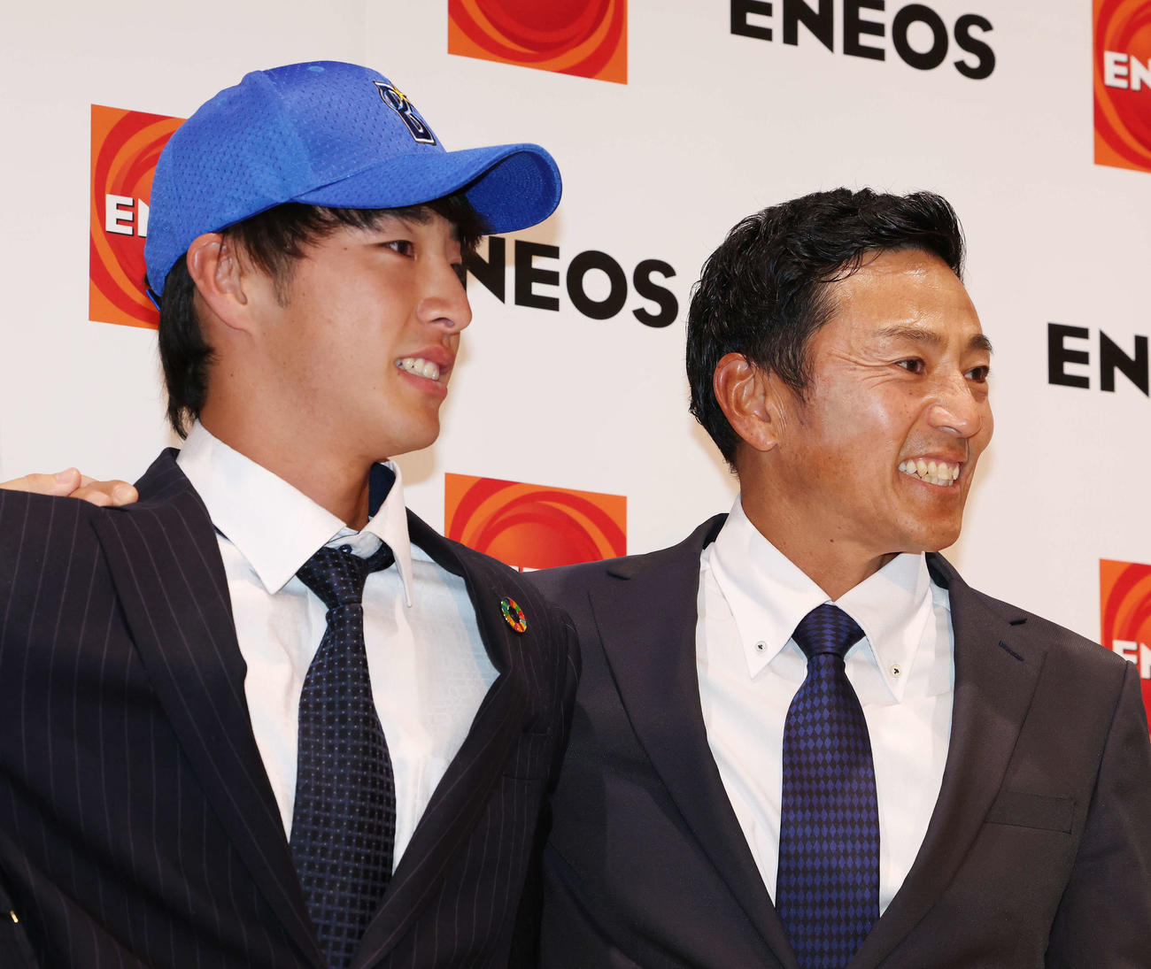 DeNAから1位指名を受け、父の度会博文氏（右）と笑顔を見せるENEOS・度会隆輝（撮影・宮地輝）