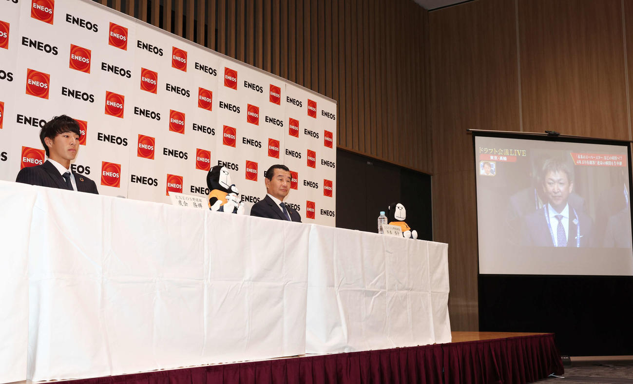 指名を待つENEOS・度会（左）。右はスクリーンに映る中日立浪監督（撮影・宮地輝）