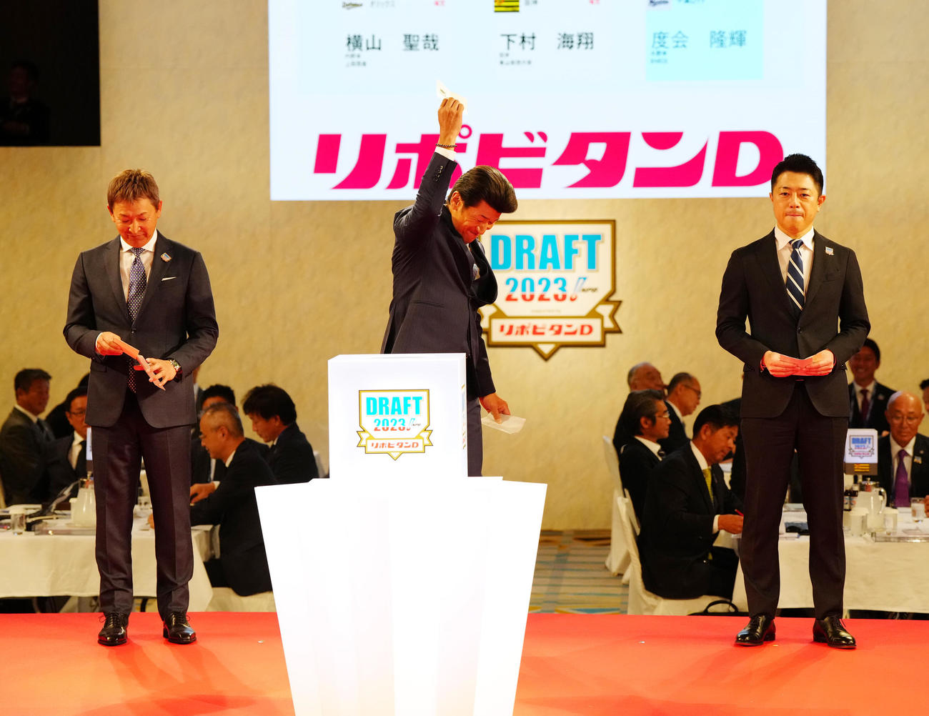 ENEOS・度会の交渉権を獲得したDeNA三浦監督（中央）はガッツポーズ（撮影・江口和貴）
