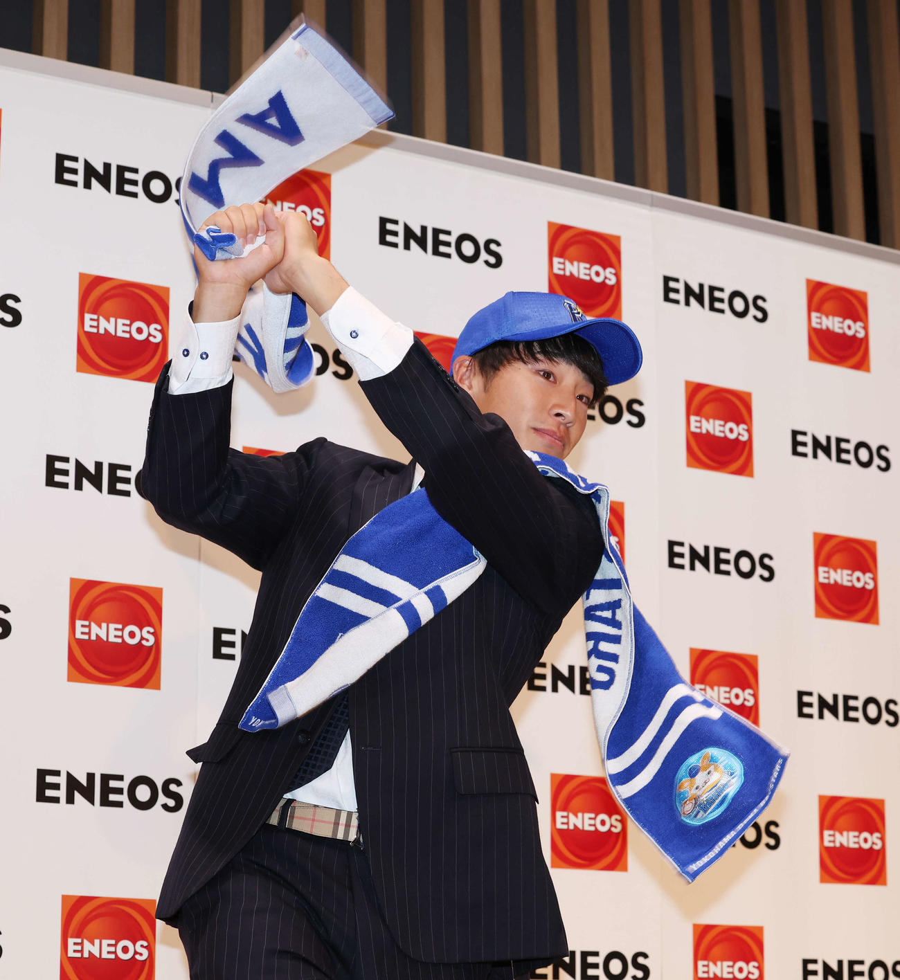 DeNAから1位指名を受け、笑顔でスイングするENEOS・度会（撮影・宮地輝）