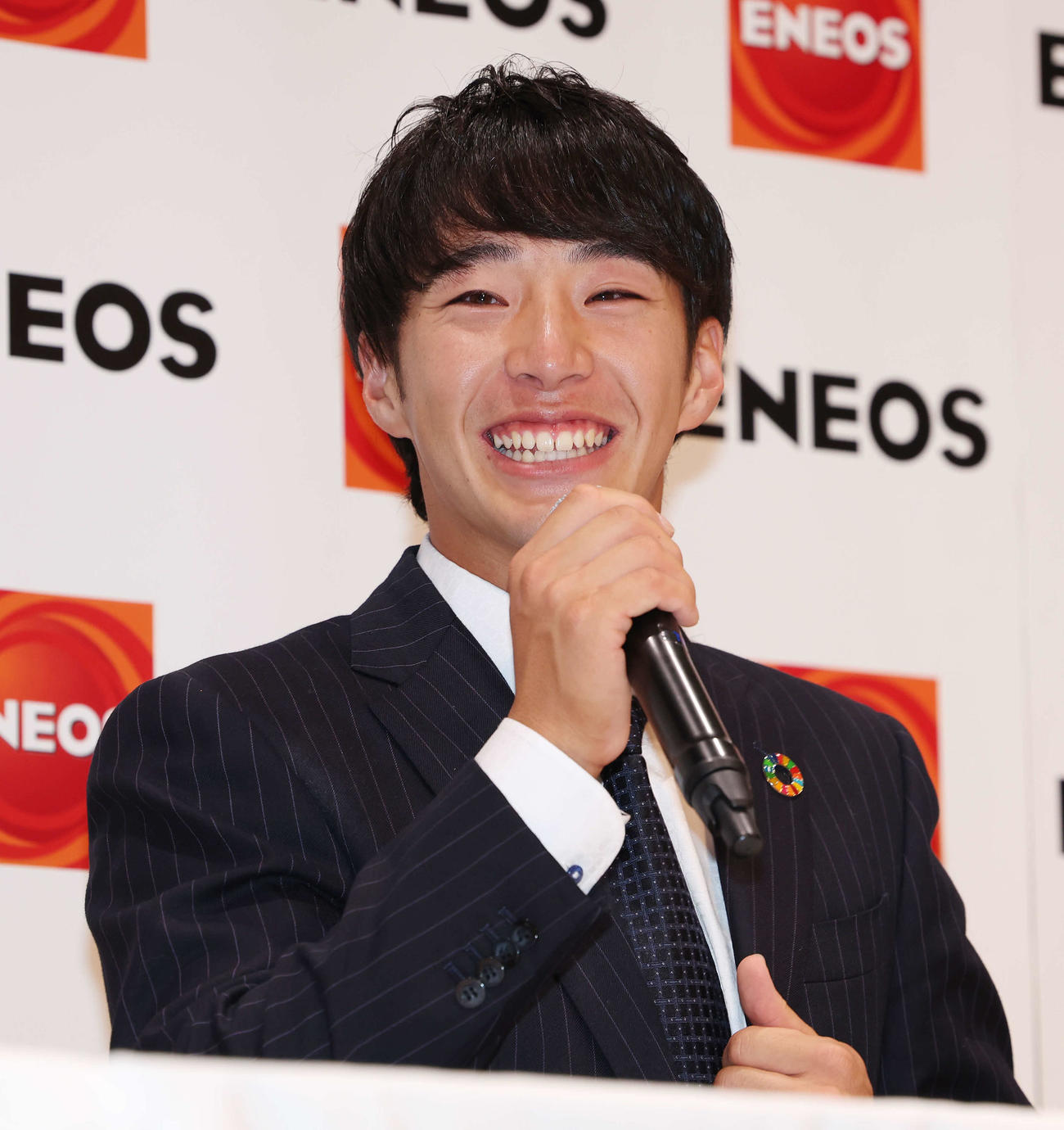 DeNAから1位指名を受け、笑顔で話すENEOS・度会（撮影・宮地輝）
