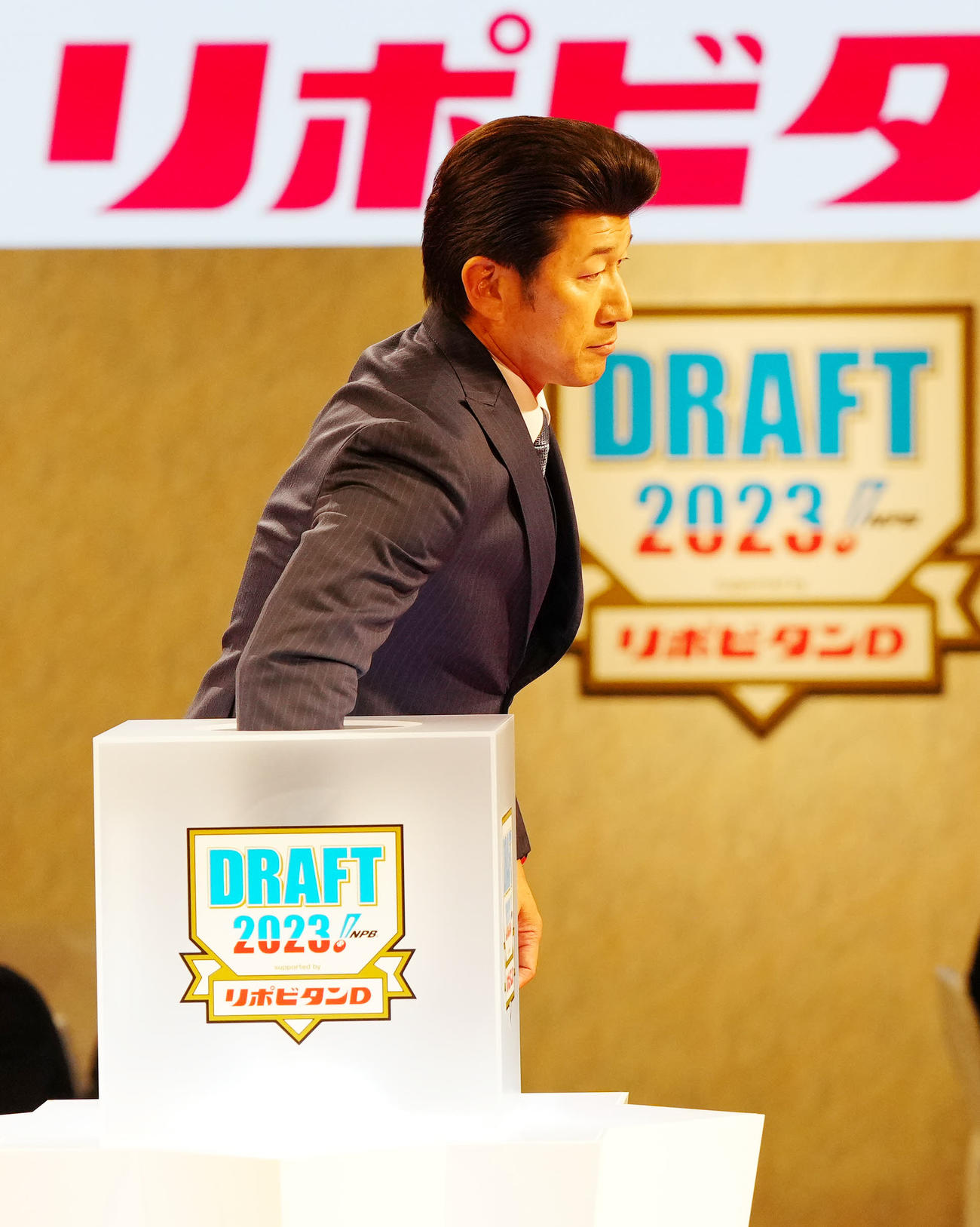 プロ野球ドラフト会議でENEOS・度会を1位指名し、右手でくじを引くDeNA三浦監督（撮影・江口和貴）