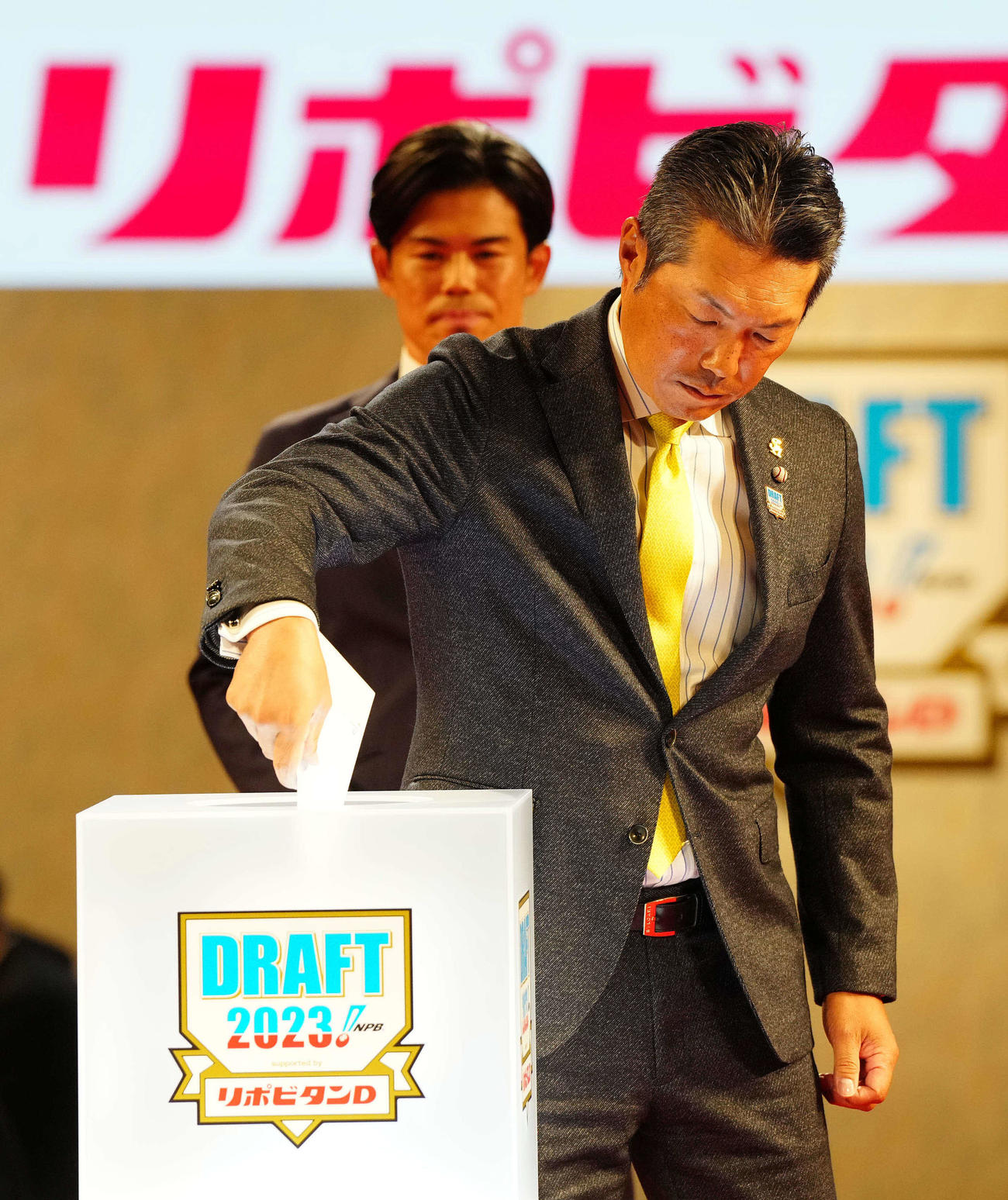 プロ野球ドラフト会議で大阪桐蔭・前田を1位指名し、くじを引くソフトバンク小久保監督（撮影・江口和貴）