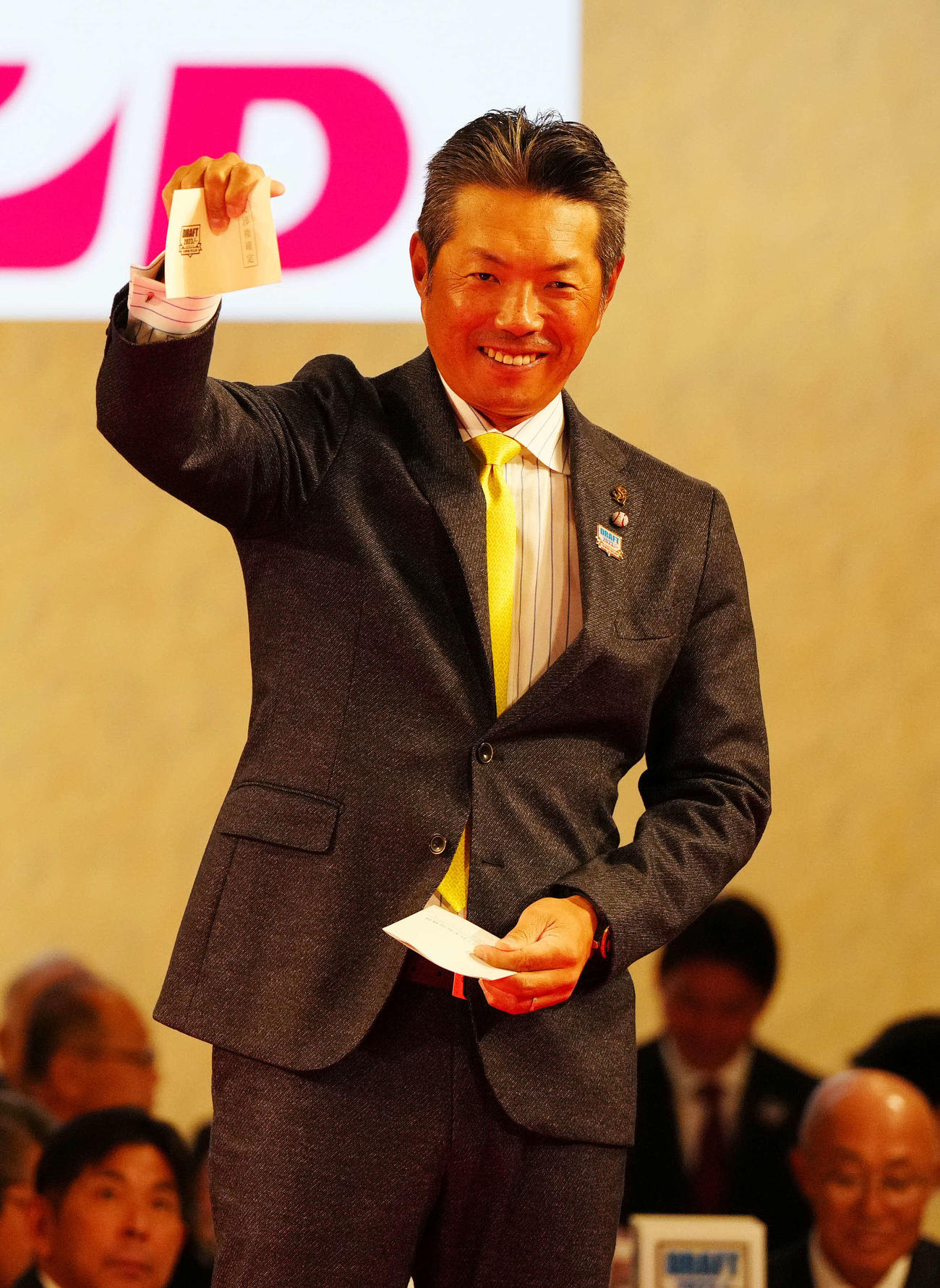 プロ野球ドラフト会議で大阪桐蔭・前田の交渉権を獲得し、笑顔を見せるソフトバンク小久保監督（撮影・江口和貴）