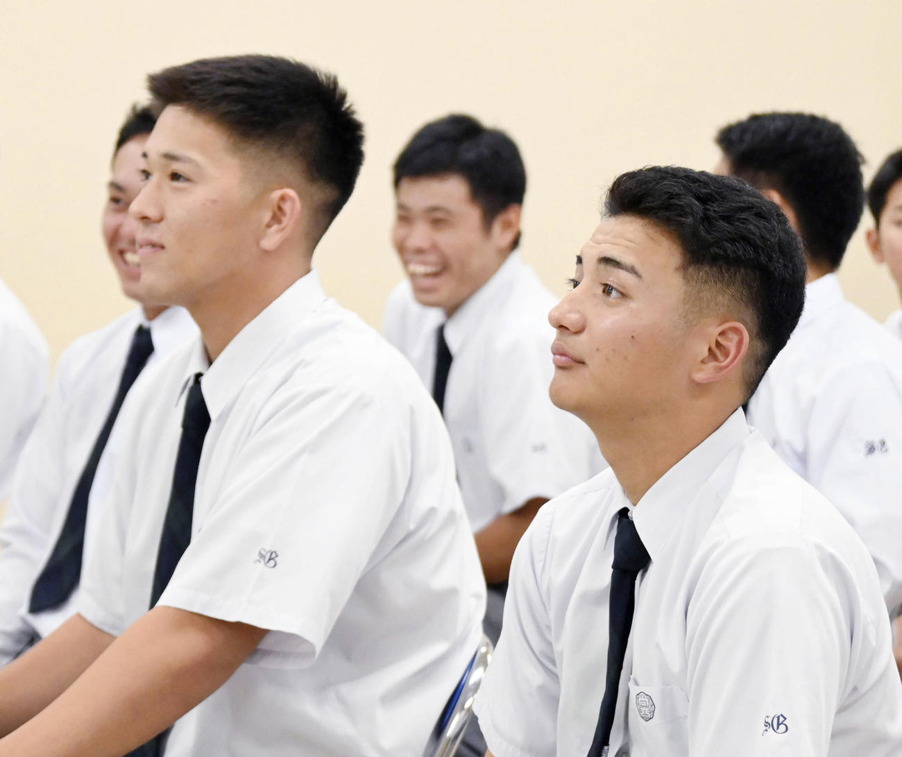 ドラフト会議の中継を見守る沖縄尚学高の東恩納蒼投手（右）。左は仲田侑仁内野手＝26日午後、那覇市（共同）