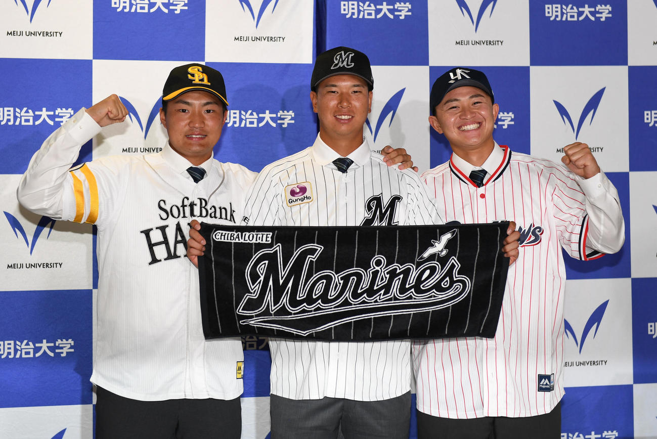 明大のロッテ1位指名の上田（中央）は、ソフトバンク4位指名の村田（左）、ヤクルト3位指名の石原と記念撮影（撮影・柴田隆二）