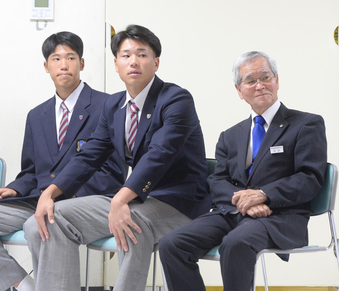 ドラフト会議を見守る鹿児島城西・明瀬（中央）（撮影・佐藤究）