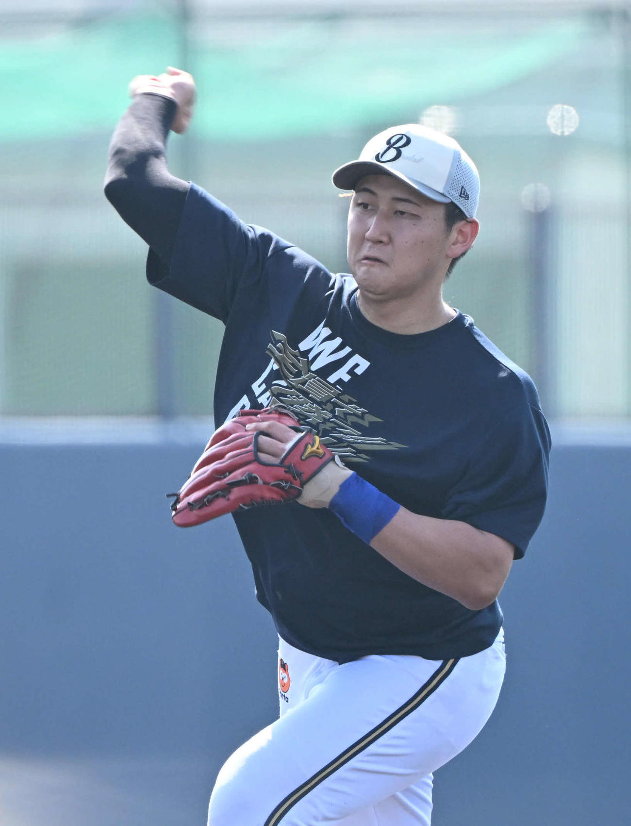 シートノックを受け、軽快にさばくオリックス紅林（撮影・和賀正仁）
