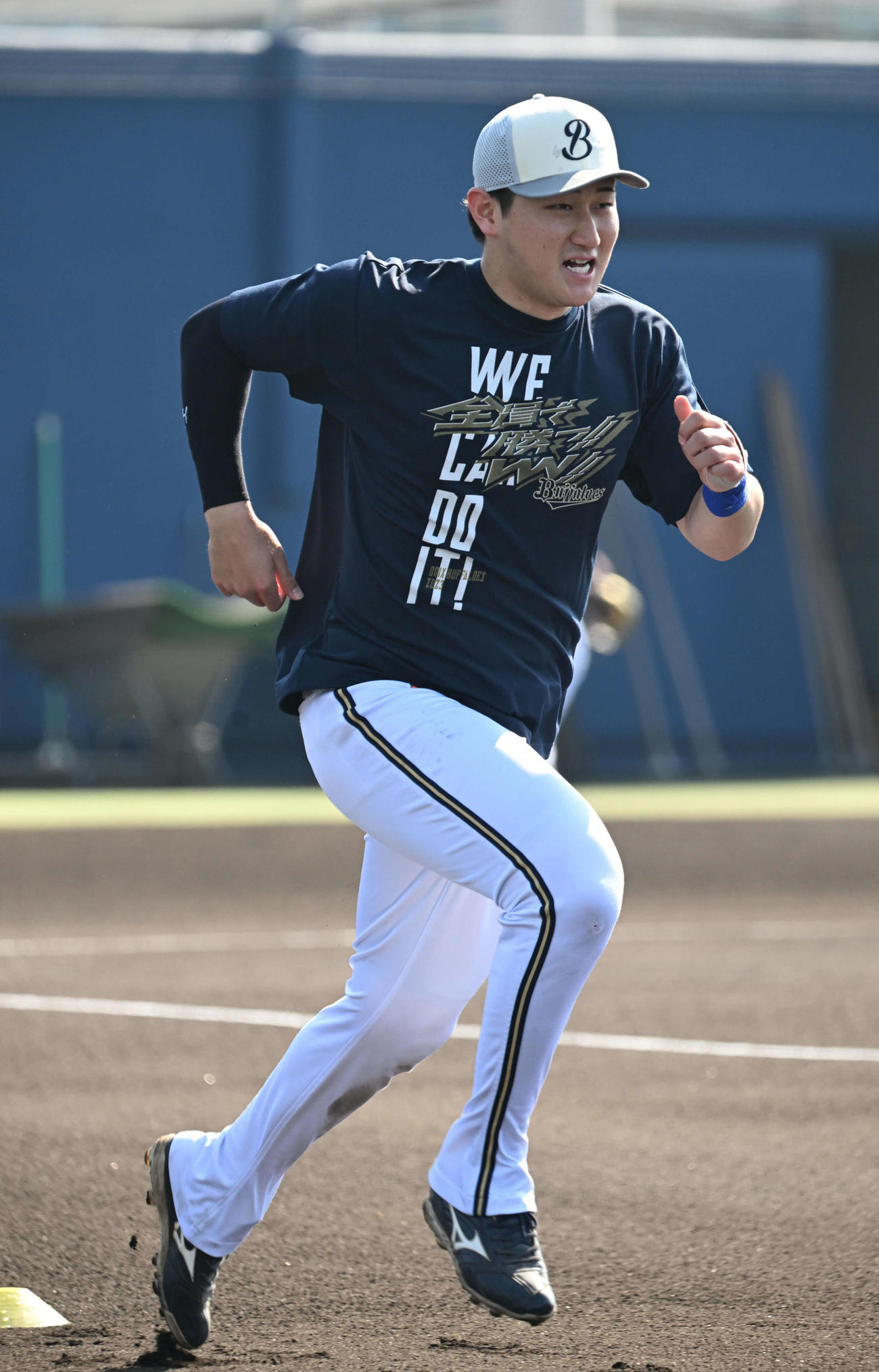 笑顔でウオームアップするオリックス紅林（撮影・和賀正仁）