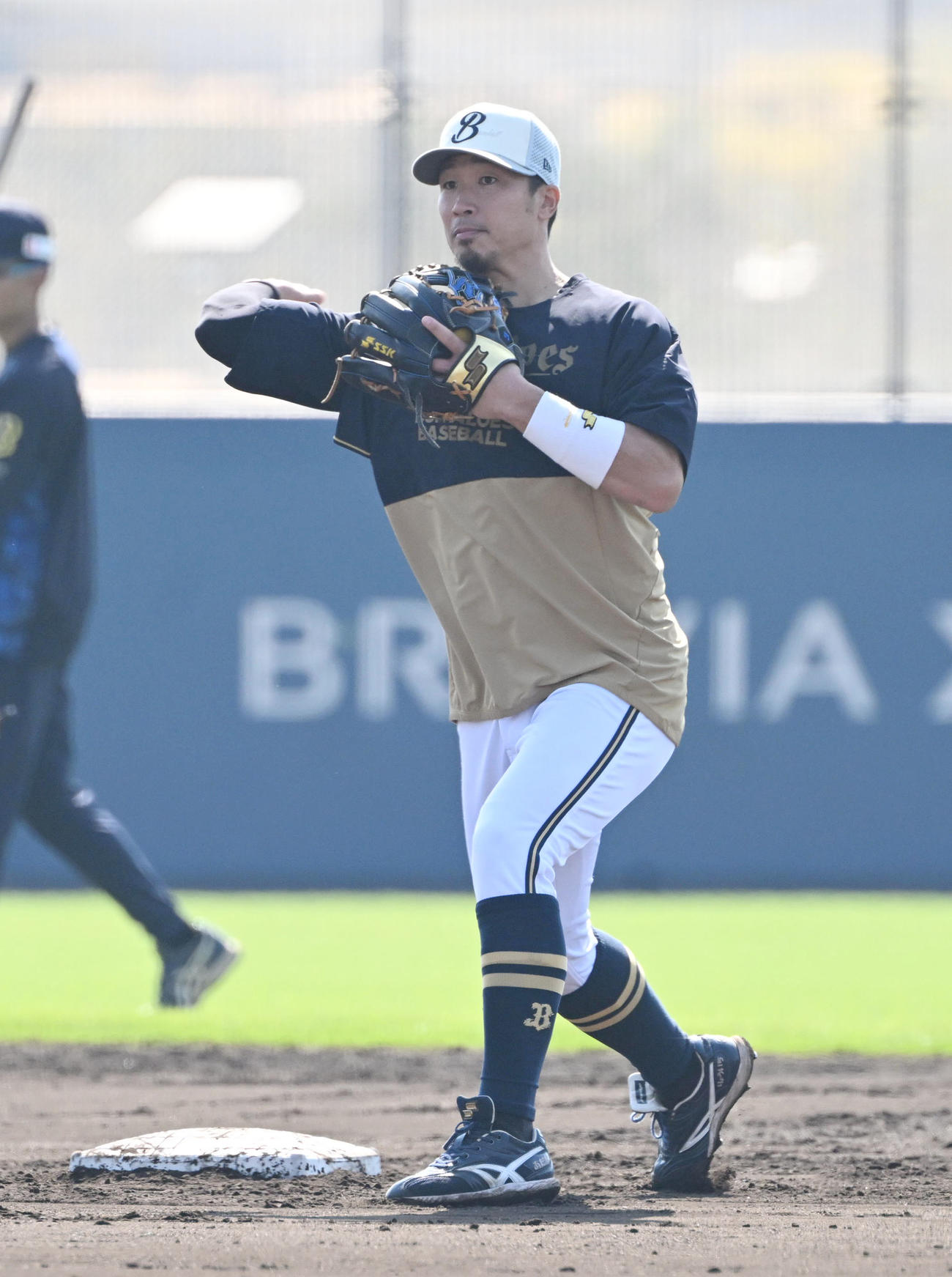 シートノックを受けるオリックス安達（撮影・和賀正仁）
