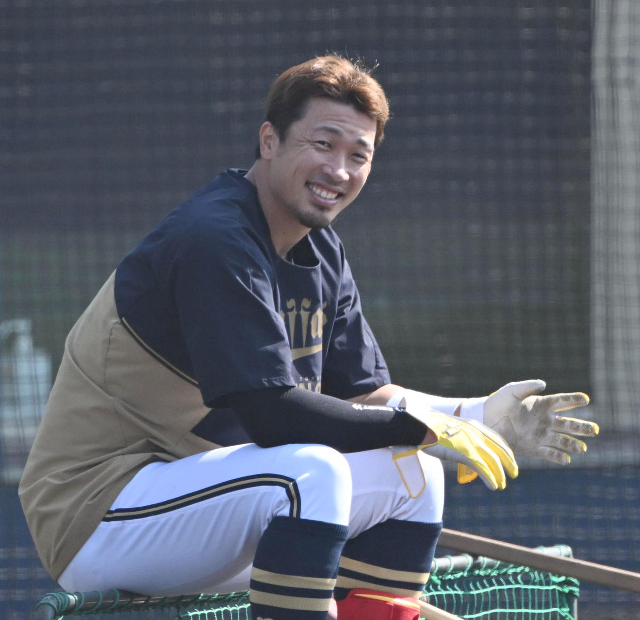 打撃練習の合間、笑顔を見せるオリックス安達（撮影・和賀正仁）