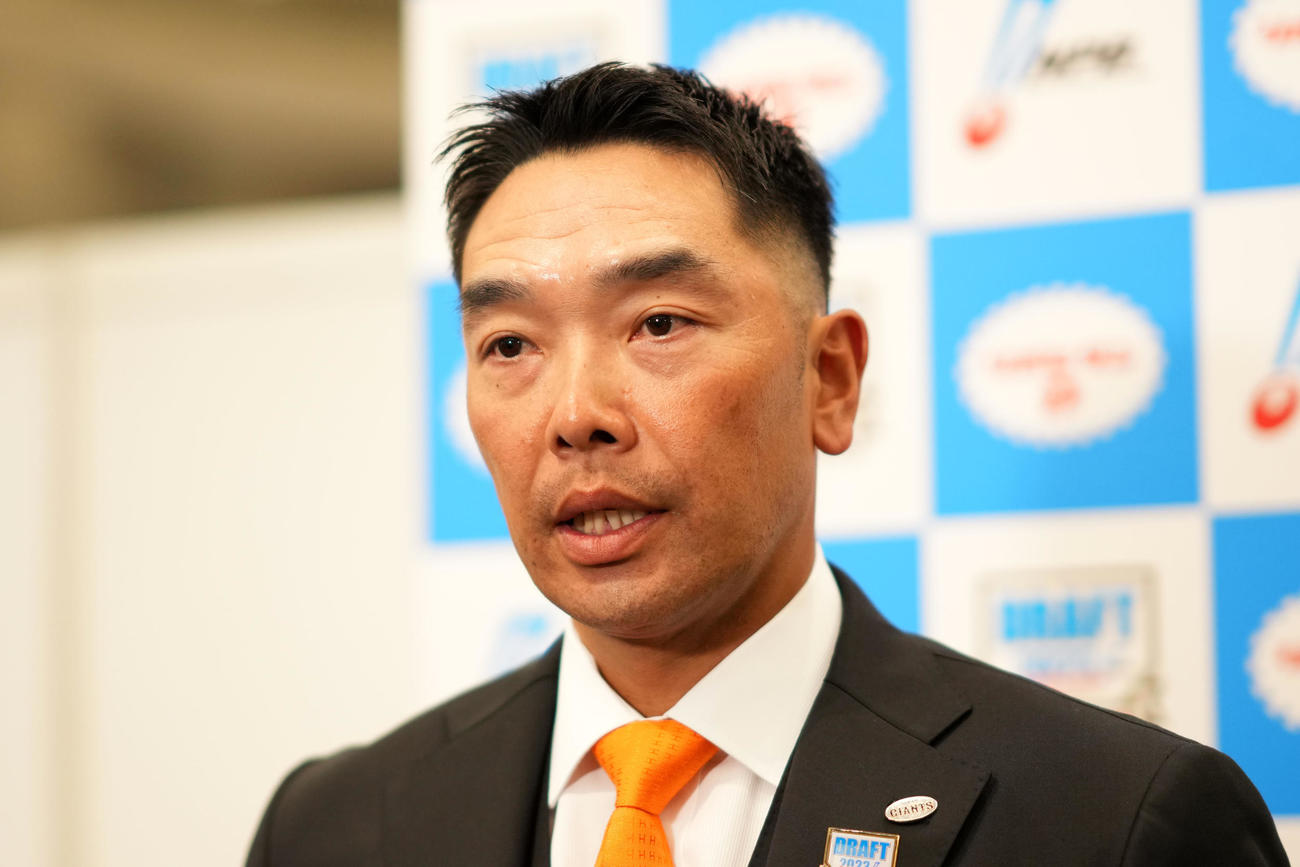1位指名を終え取材に応じる巨人阿部監督（撮影・横山健太）