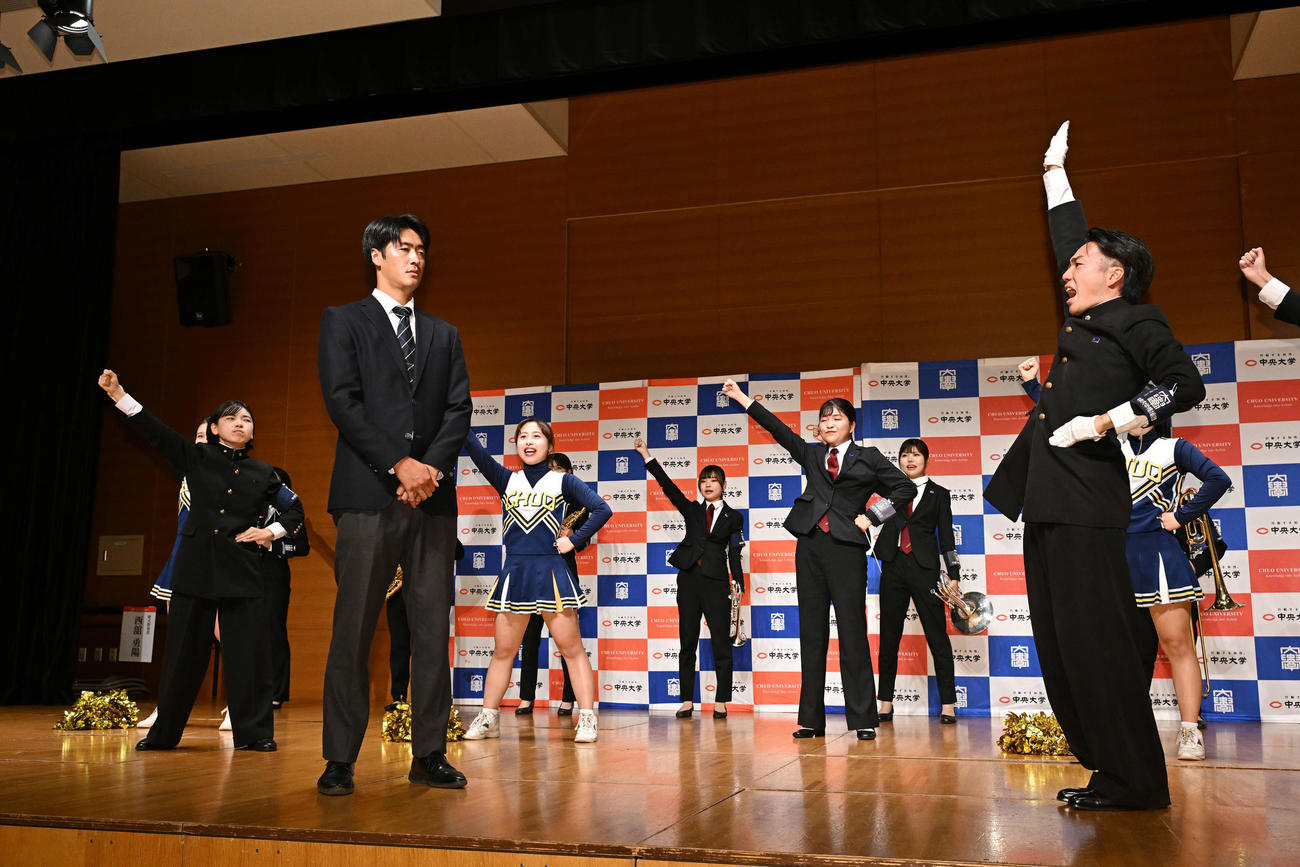 応援団からエールを送られる巨人ドラフト1位で指名された中大・西舘（手前左）（撮影・滝沢徹郎）