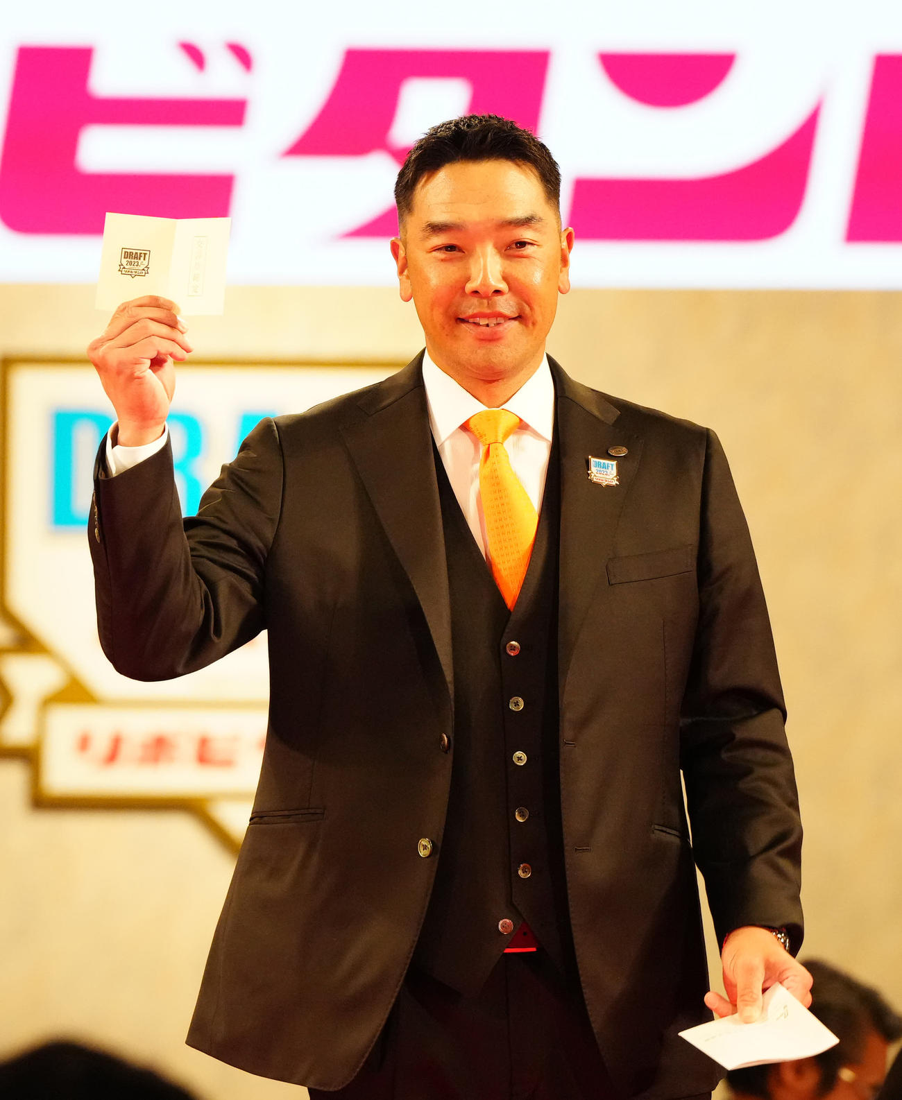 プロ野球ドラフト会議で中大・西舘の交渉権を獲得し、笑顔を見せる巨人阿部監督（撮影・江口和貴）