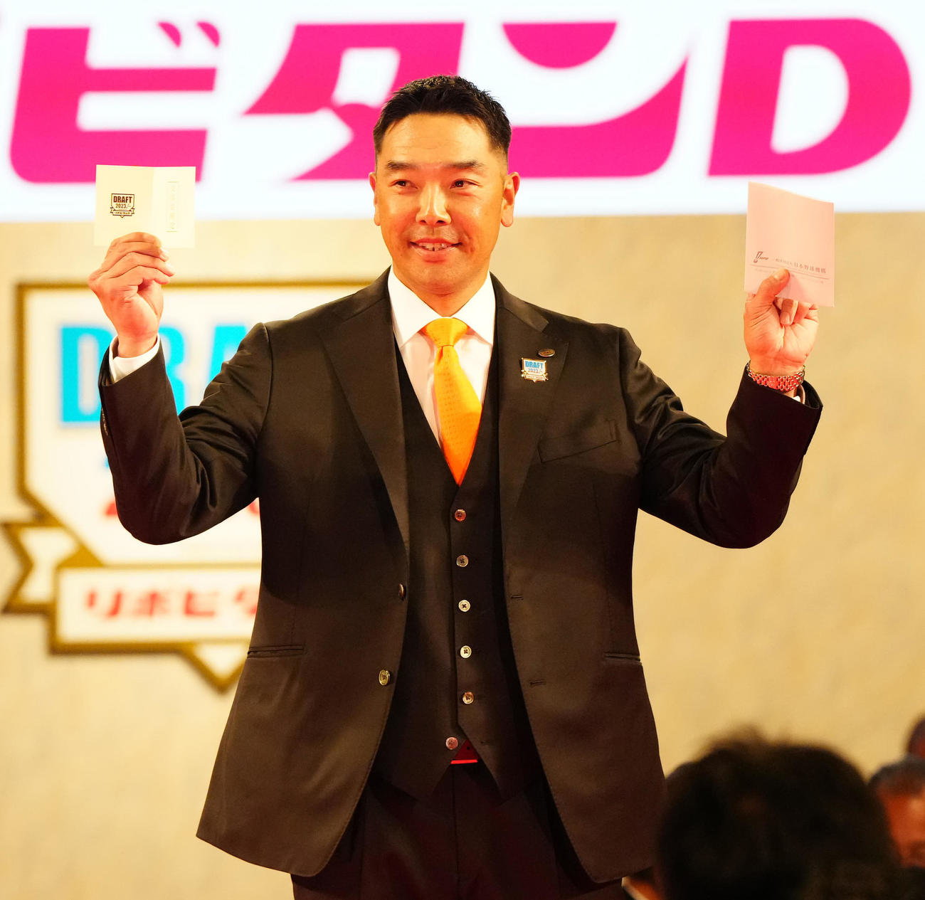 プロ野球ドラフト会議で中大・西舘の交渉権を獲得し、笑顔を見せる巨人阿部監督（撮影・江口和貴）