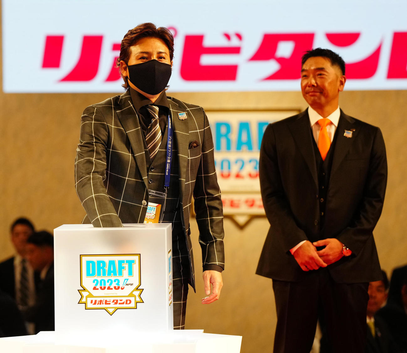 中大・西舘をドラフト1位指名し、右手でくじを引く日本ハム新庄監督（左）。右は巨人阿部監督（撮影・江口和貴）