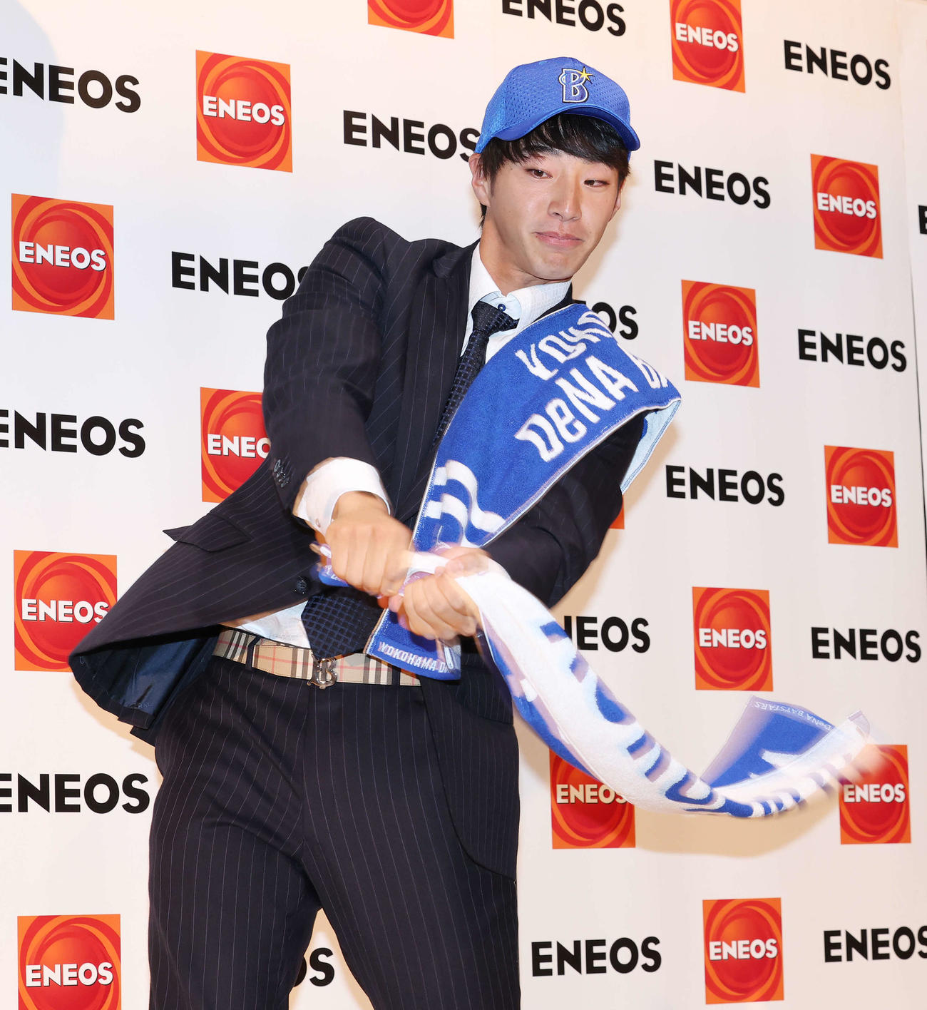 DeNAから1位指名を受け、笑顔でスイングするENEOS・度会（撮影・宮地輝）