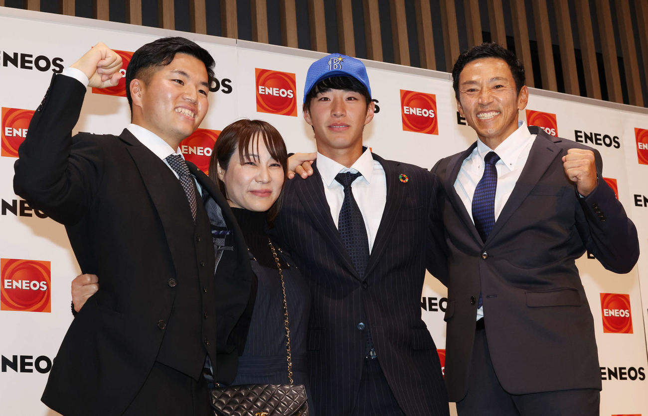 DeNAから1位指名を受け、家族と記念撮影するENEOS・度会。左から兄基輝、母祥子さん、1人おいて父博文氏（撮影・宮地輝）