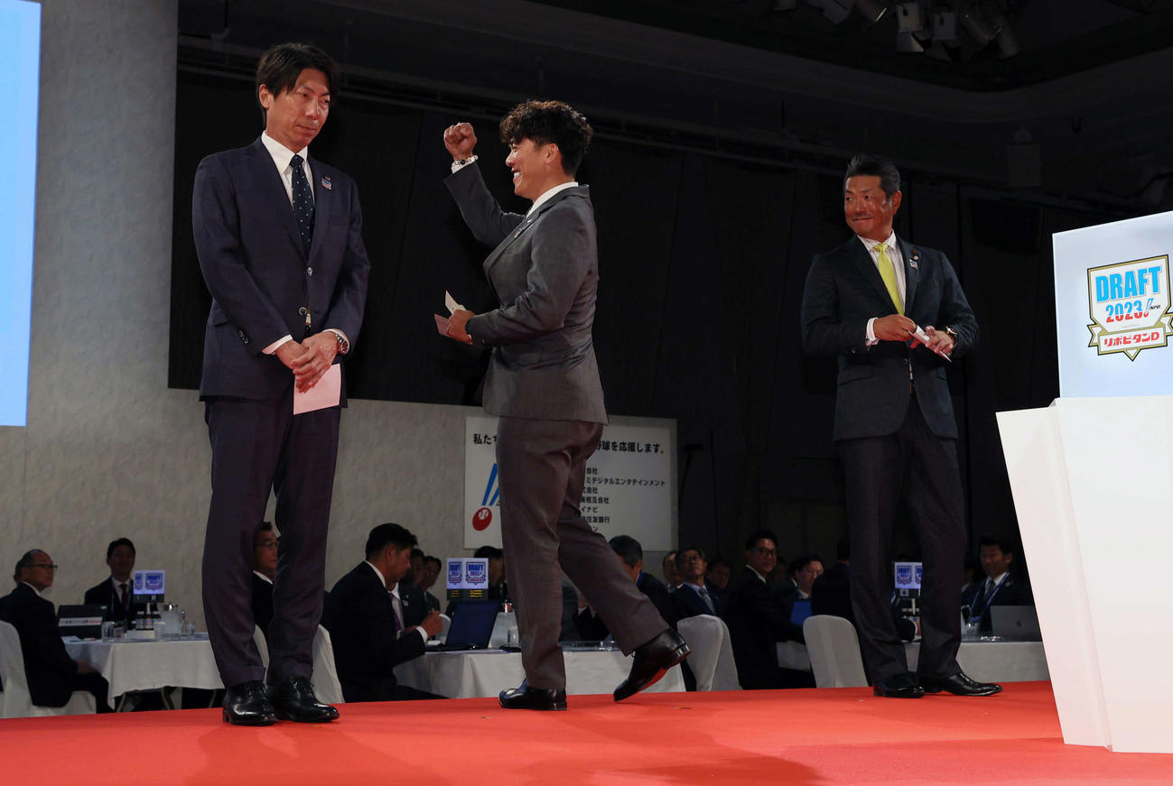 国学院大・武内の交渉権をくじで引き当てガッツポーズする西武松井監督。左はヤクルト高津監督、右はソフトバンク小久保監督（代表撮影）