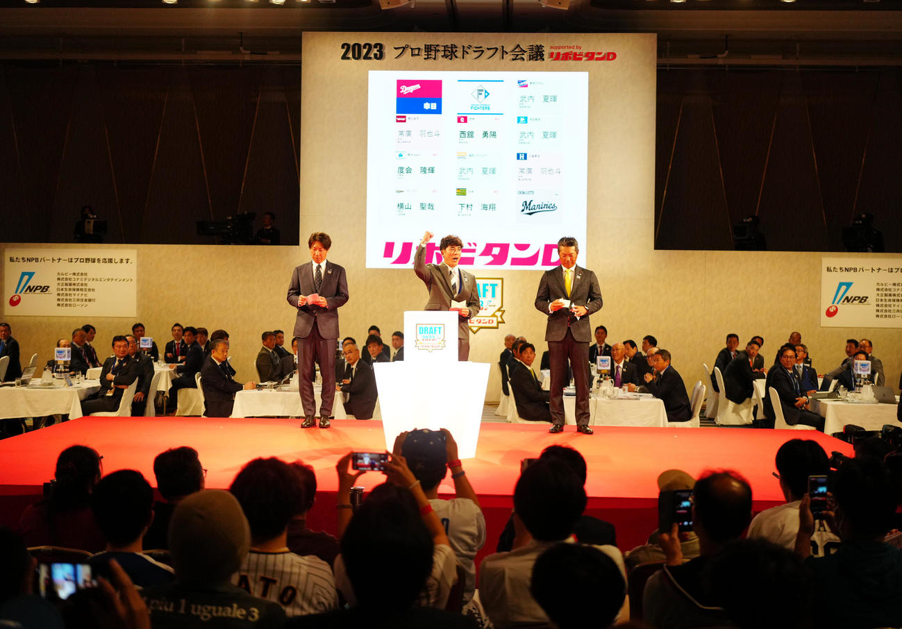 プロ野球ドラフト会議で国学院大・武内の交渉権を獲得し、ガッツポーズの西武松井監督（中央）（撮影・江口和貴）