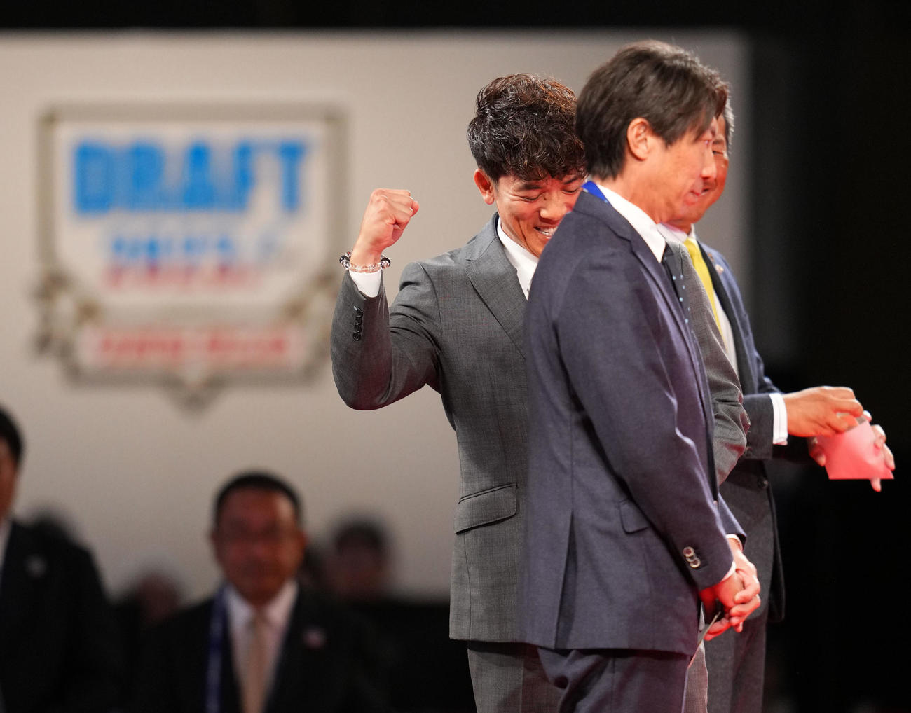 国学院大・武内の交渉権を獲得しガッツポーズの西武松井稼頭央。左はヤクルト高津監督、右は小久保監督（撮影・横山健太）