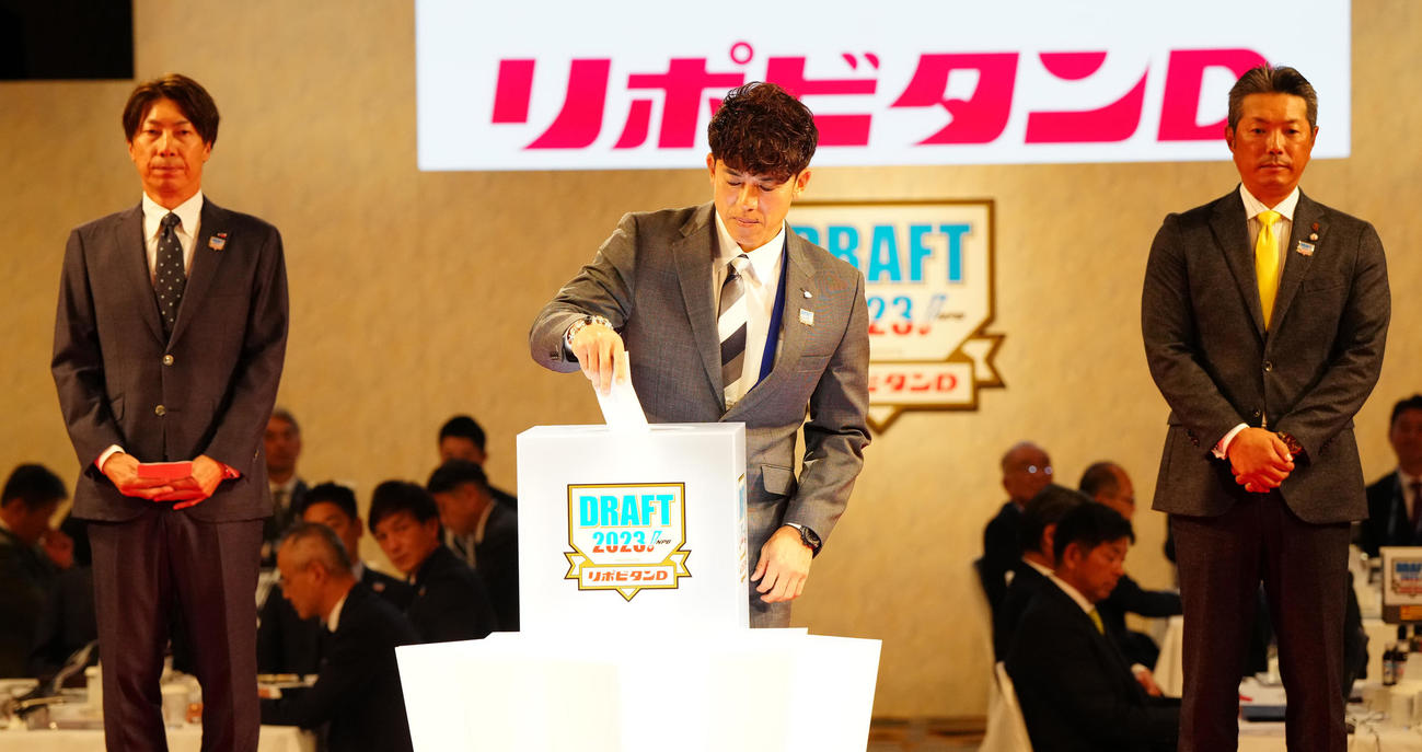 プロ野球ドラフト会議で国学院大・武内を1位指名し、くじを引く西武松井監督（中央）。左はヤクルト高津監督、右はソフトバンク小久保監督（撮影・江口和貴）