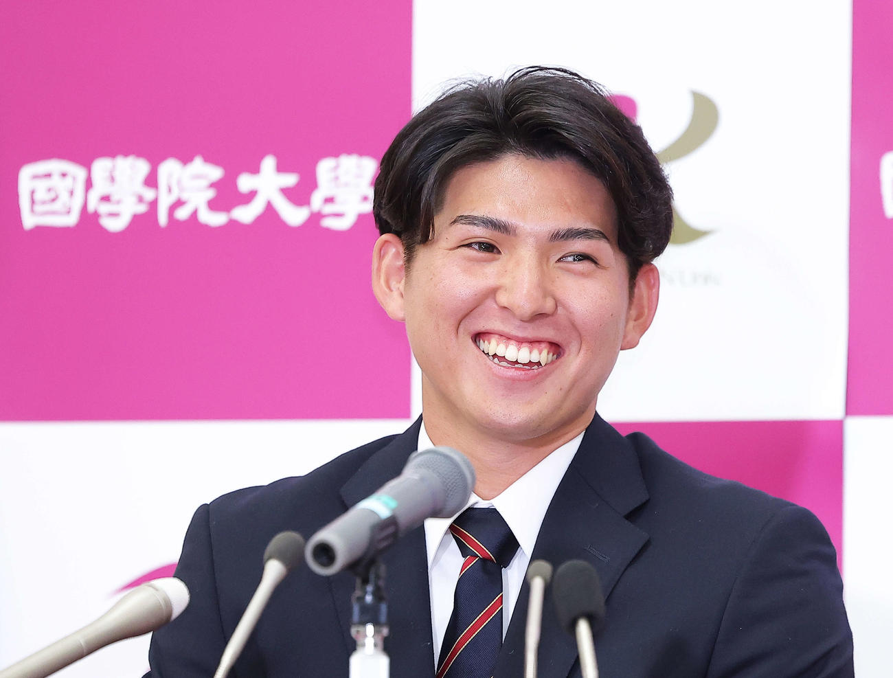 西武1位指名を受け、会見で笑顔を見せる国学院大・武内（撮影・河田真司）