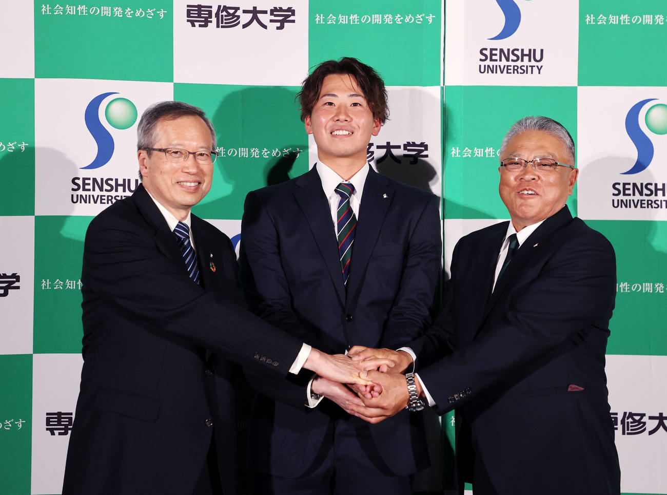 写真に納まる、左から専大・佐々木野球部長、西舘、斎藤監督（撮影・鈴木正人）