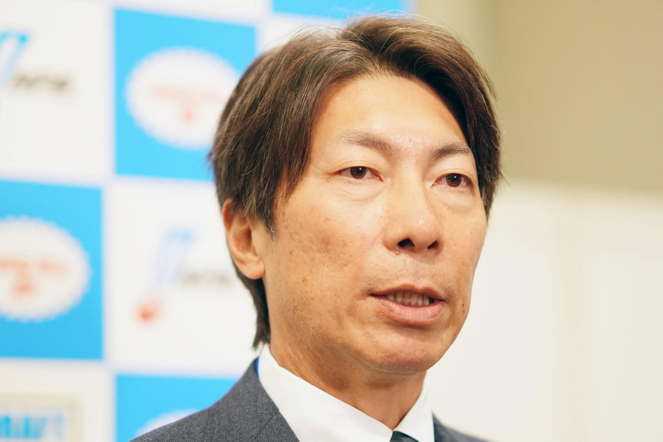 1位指名を終え取材に応じるヤクルト高津監督（撮影・横山健太）