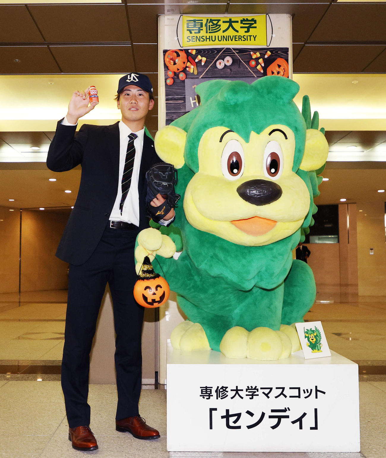 ヤクルト1位指名されマスコットの「センディ」と写真に納まる専大・西舘（撮影・鈴木正人）