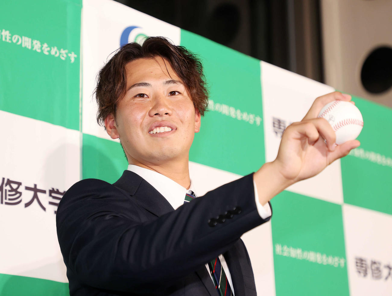 ヤクルト1位指名された専大・西舘（撮影・鈴木正人）