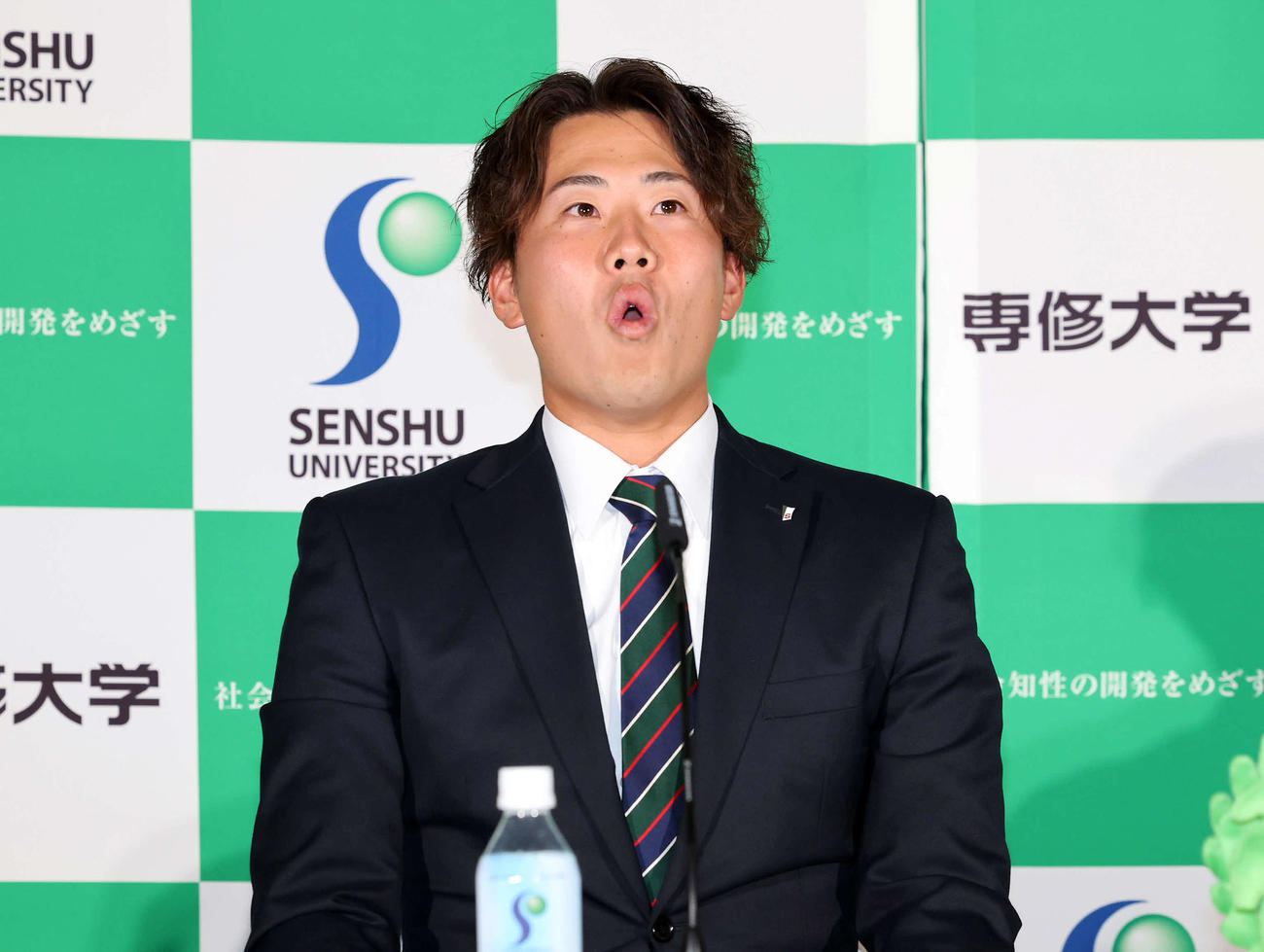 ヤクルト1位指名され驚いた表情を見せる専大・西舘（撮影・鈴木正人）