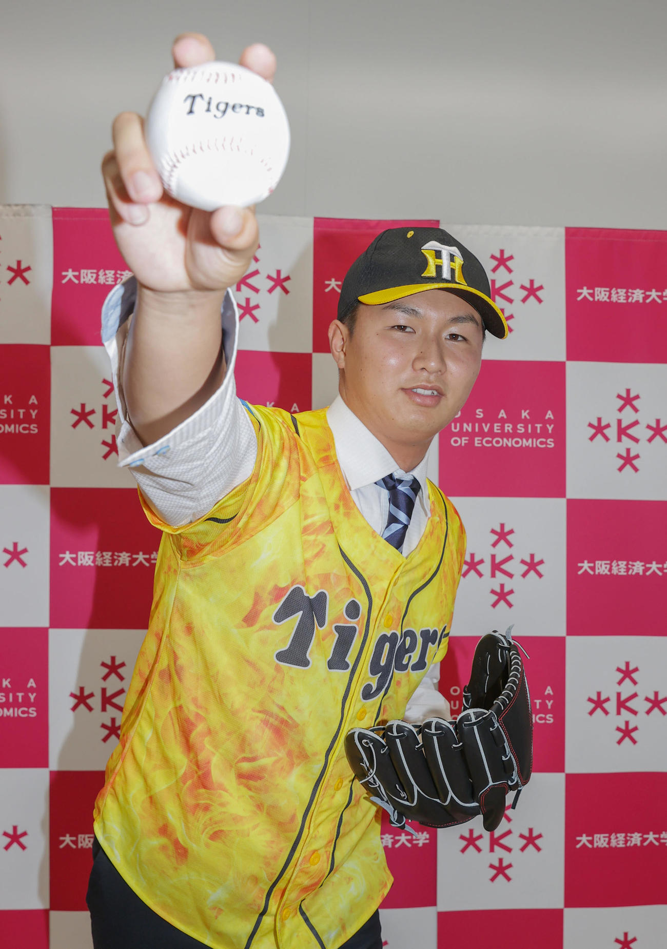 阪神から6位指名を受け、ポーズを決める大経大・津田（撮影・前田充）