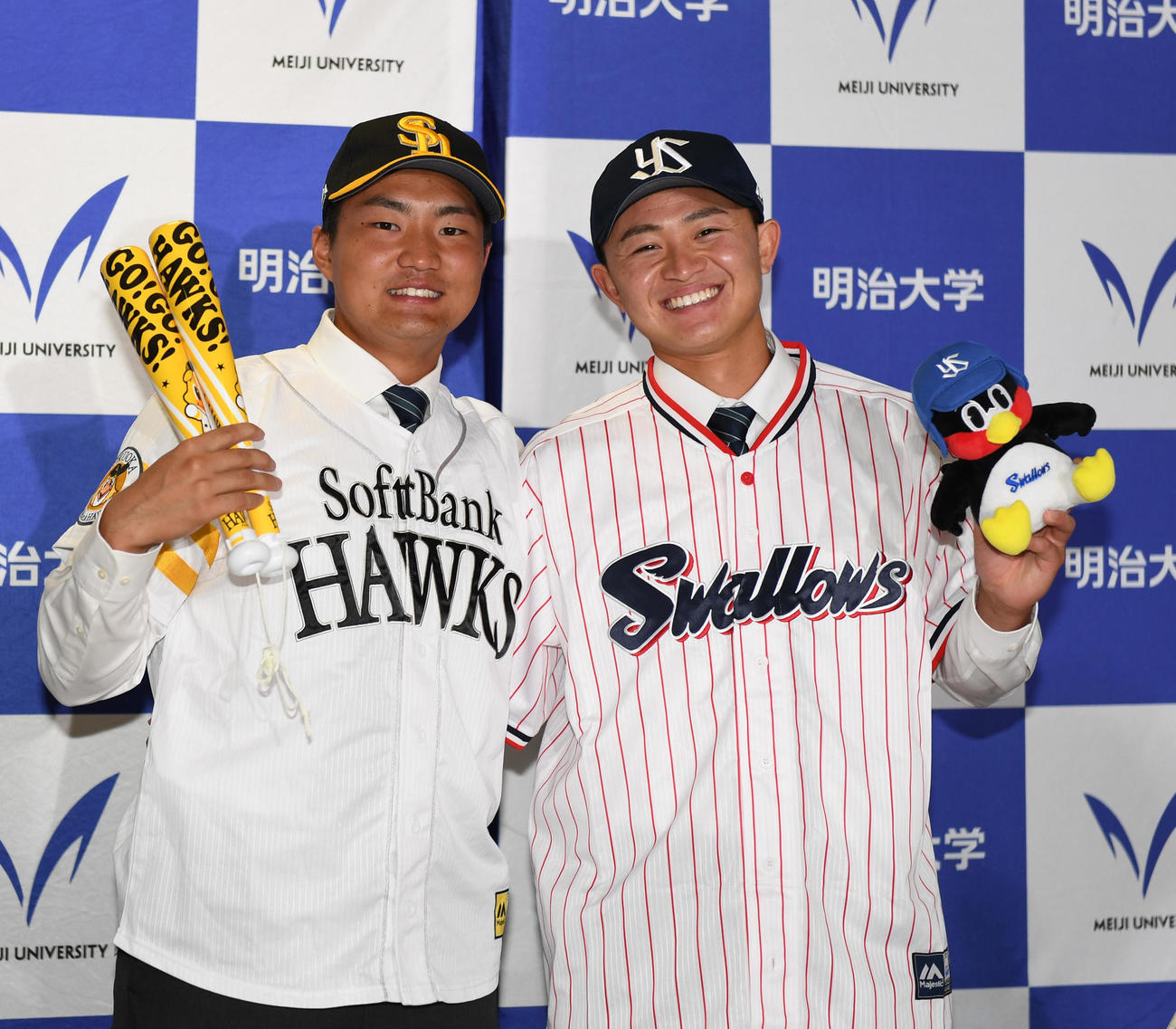明大のソフトバンク4位の村田賢一（左）はヤクルト3位の石原勇輝とユニホーム姿で撮影に応じる（撮影・柴田隆二）