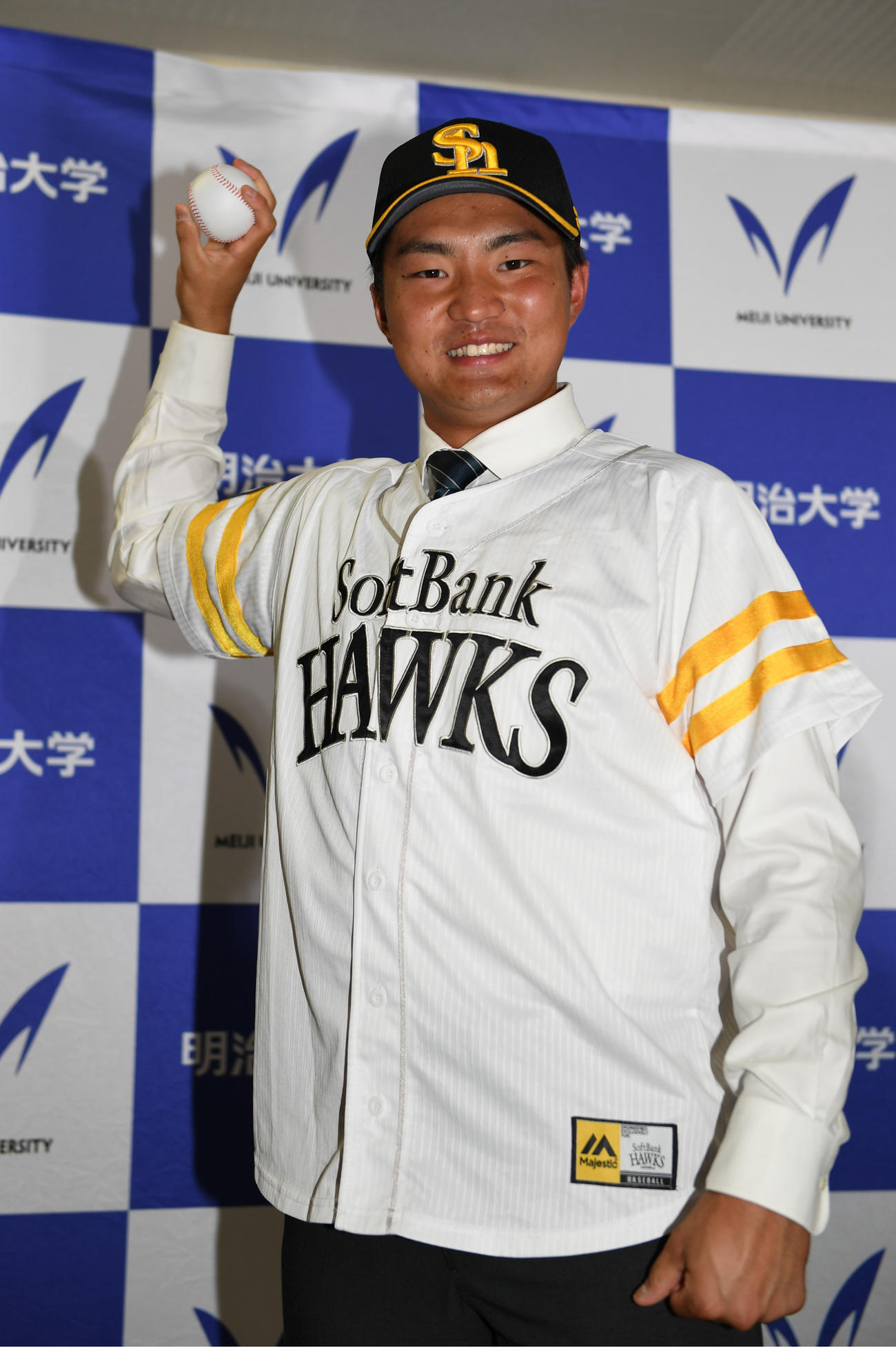 ソフトバンク4位指名の明大・村田賢一は投球フォームを披露する（撮影・柴田隆二）