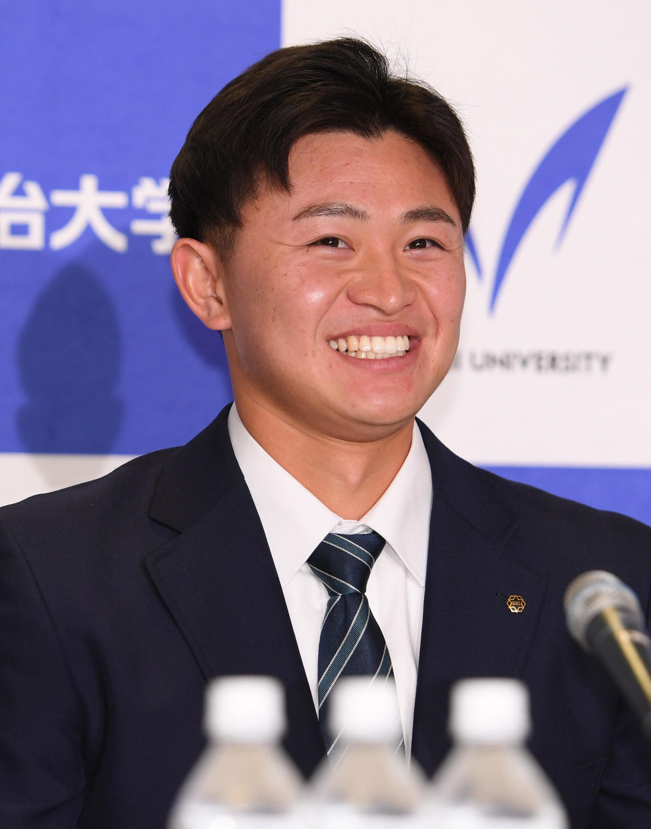 ヤクルト3位指名に明大・石原勇輝は笑顔で会見する（撮影・柴田隆二）