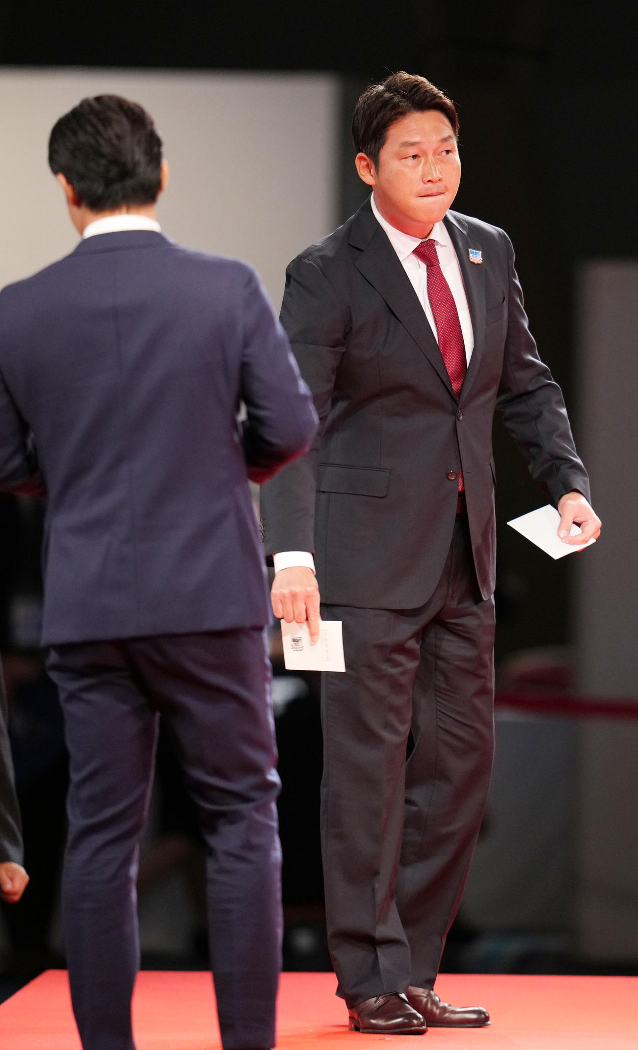青学大・常広羽也斗の交渉権を獲得しドヤ顔の広島新井監督。左は楽天今江監督（撮影・横山健太）