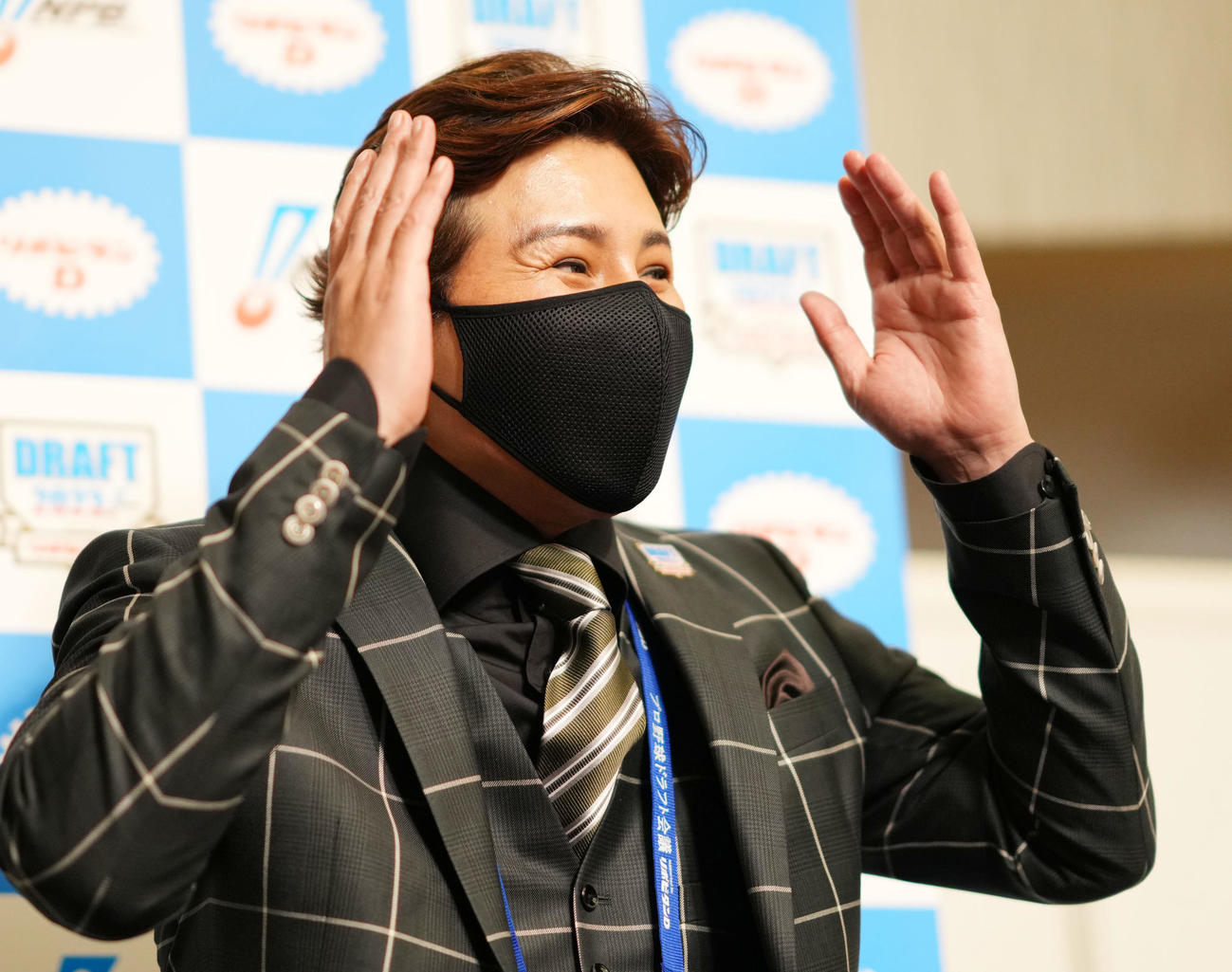 1位指名を終え取材に応じる日本ハム新庄監督（撮影・横山健太）