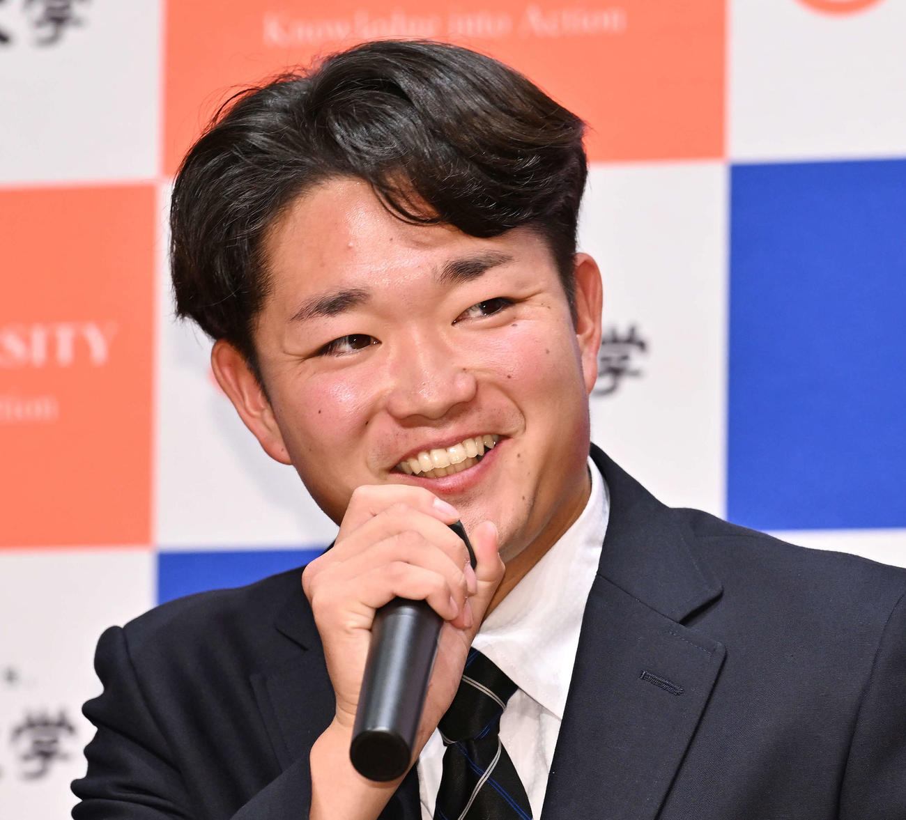 DeNAからドラフト5位で指名された中大・石田は笑顔で会見する（撮影・滝沢徹郎）