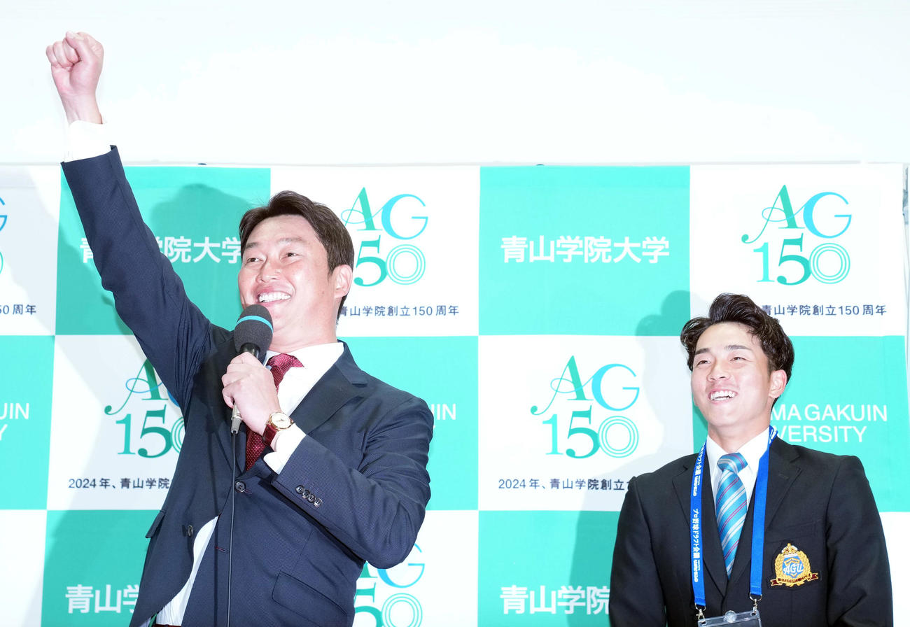 ドラフト会議後に駆けつけた新井監督（左）は、ドラフト1位の常広との記念撮影時に、青学大・中島がちょうど楽天6位に指名され、「おめでとう～！」と声をかける（撮影・狩俣裕三）