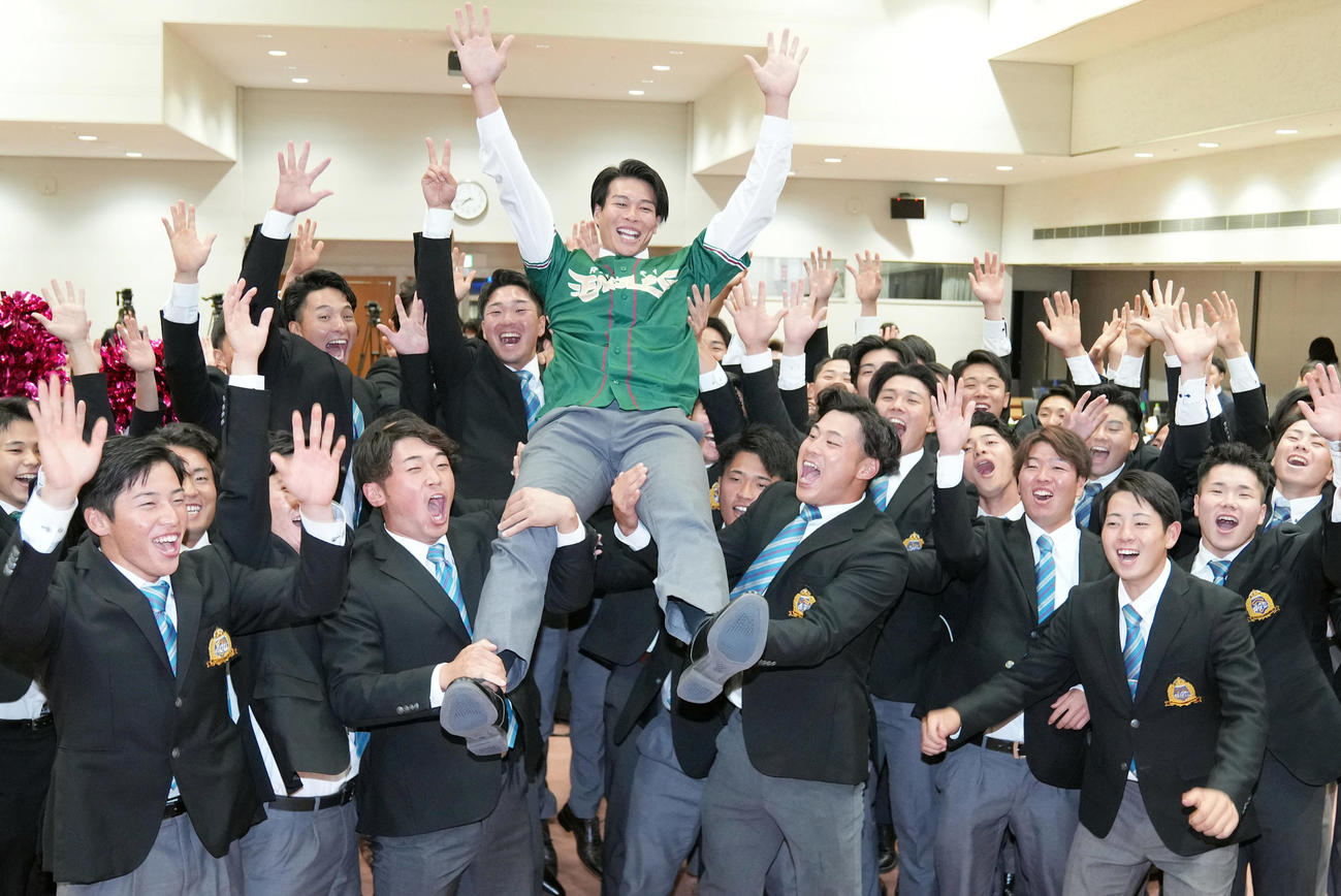 チームメートから胴上げで祝福される楽天6位指名の青学大・中島（撮影・狩俣裕三）