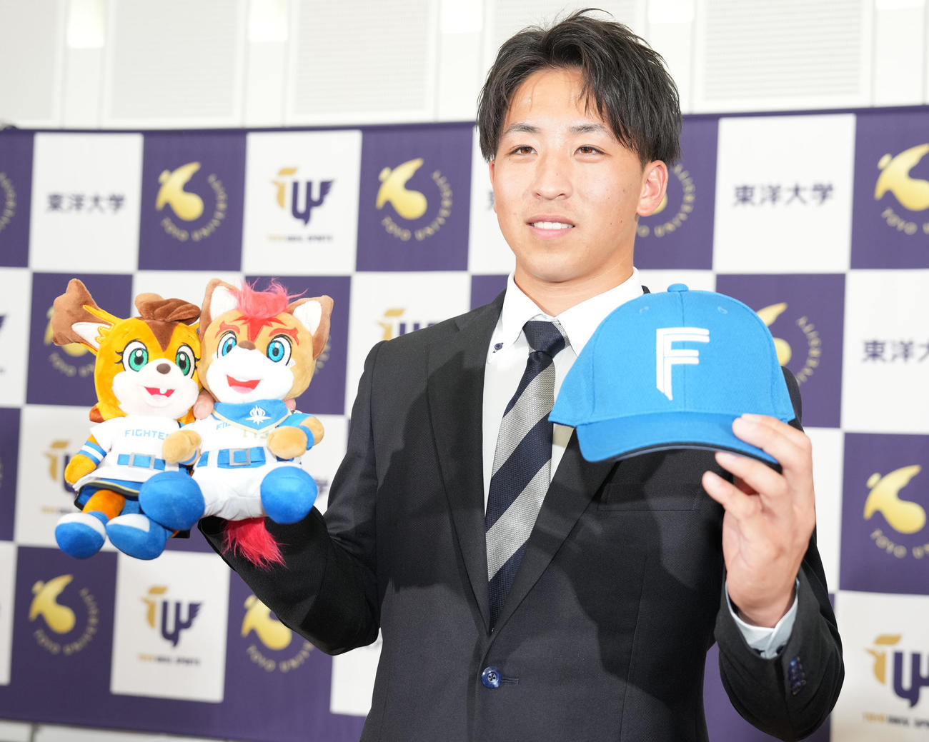 日本ハムにドラフト1位で指名された東洋大・細野は笑顔で記念撮影（撮影・鈴木みどり）