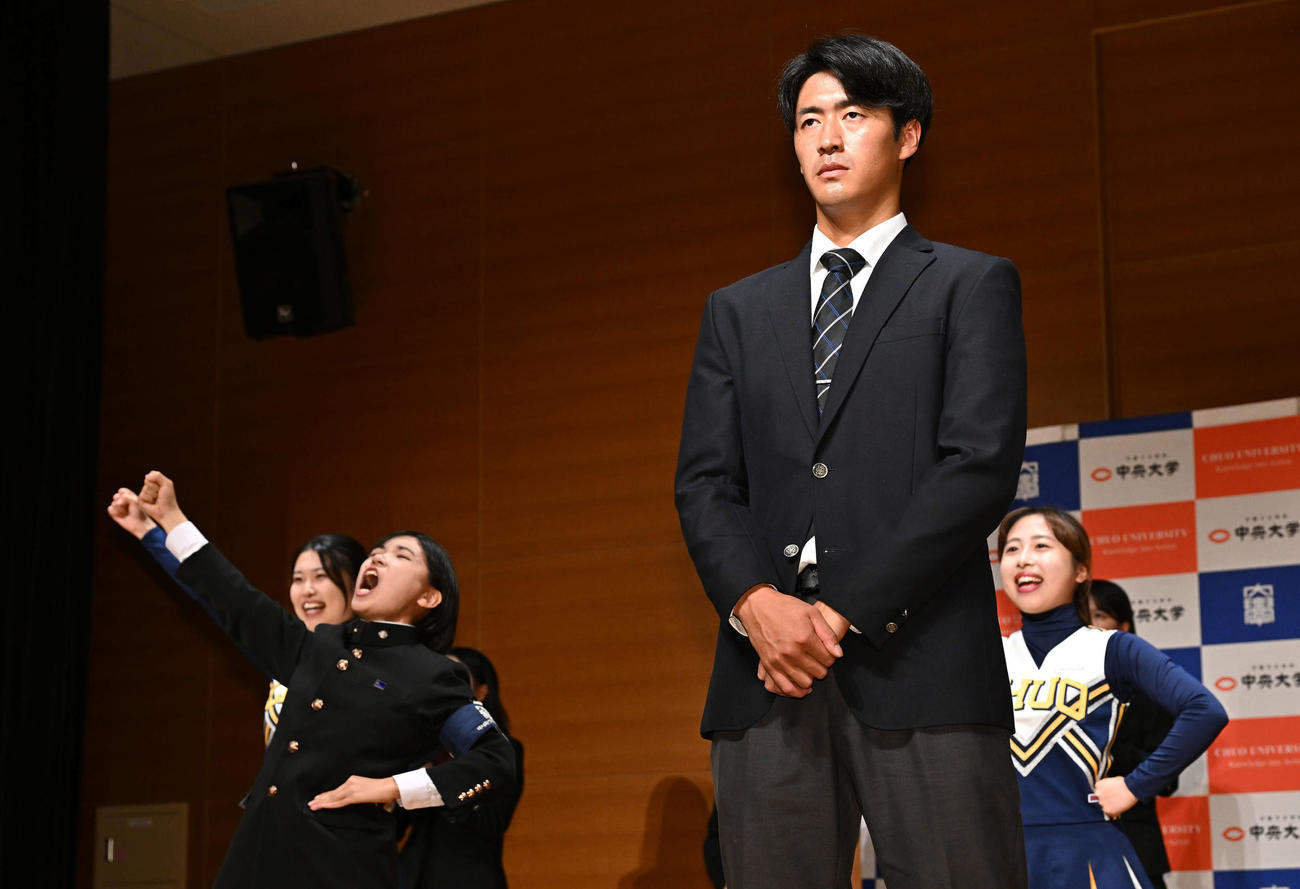 応援団からエールを送られる巨人ドラフト1位で指名された中大・西舘（手前）（撮影・滝沢徹郎）