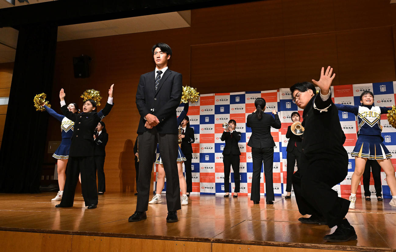 応援団からエールを送られる巨人ドラフト1位で指名された中大・西舘（中央）（撮影・滝沢徹郎）